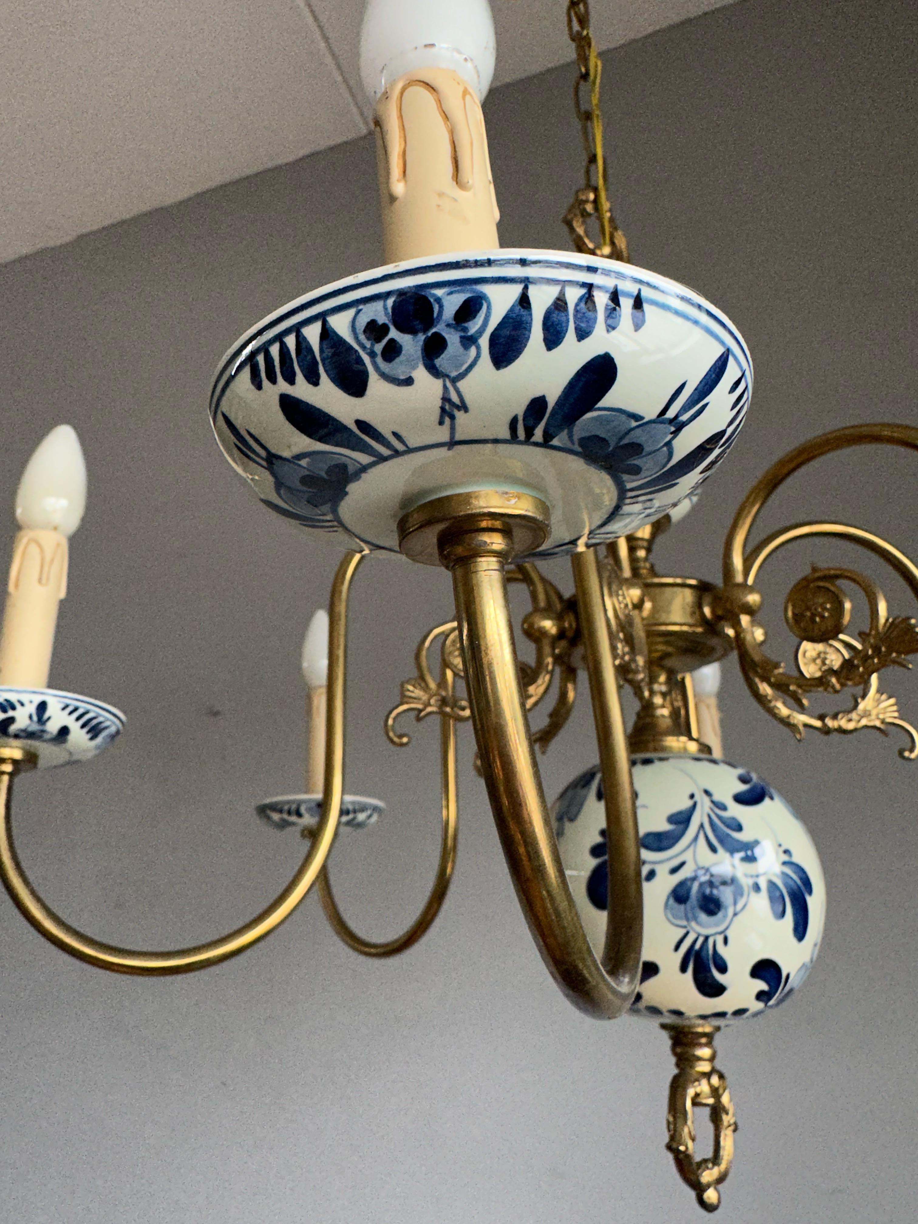 1940s Dutch Brass and Porcelain Hand Painted Delft Blue and White Chandelier For Sale 4