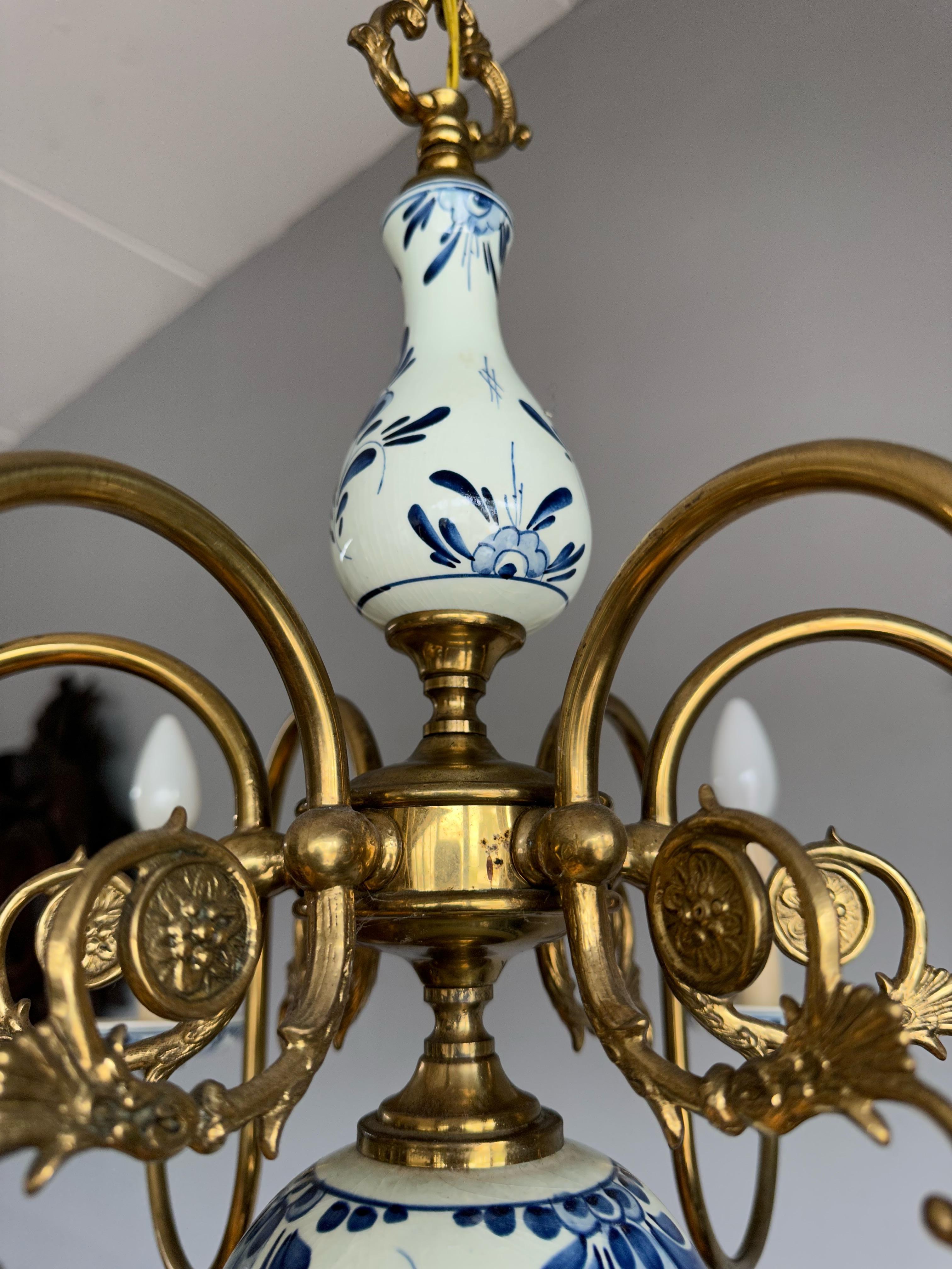 1940s Dutch Brass and Porcelain Hand Painted Delft Blue and White Chandelier For Sale 5