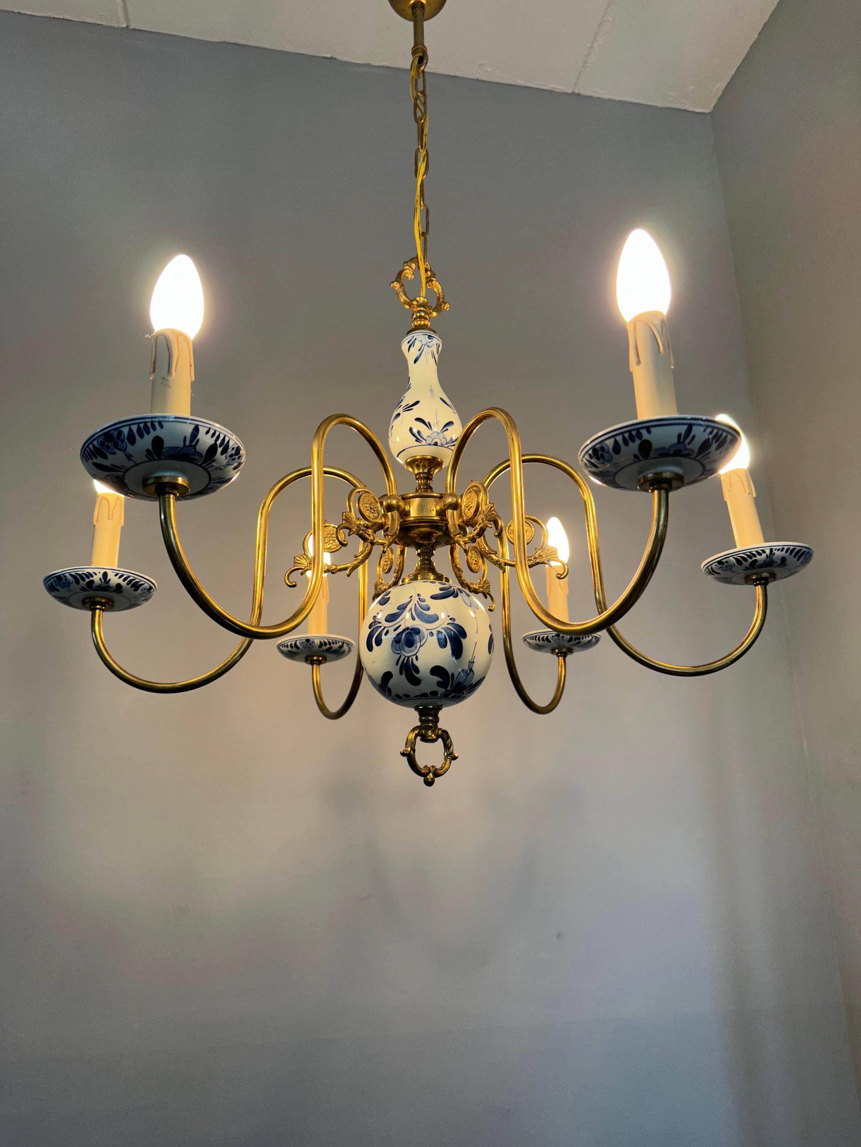 1940s Dutch Brass and Porcelain Hand Painted Delft Blue and White Chandelier For Sale 7