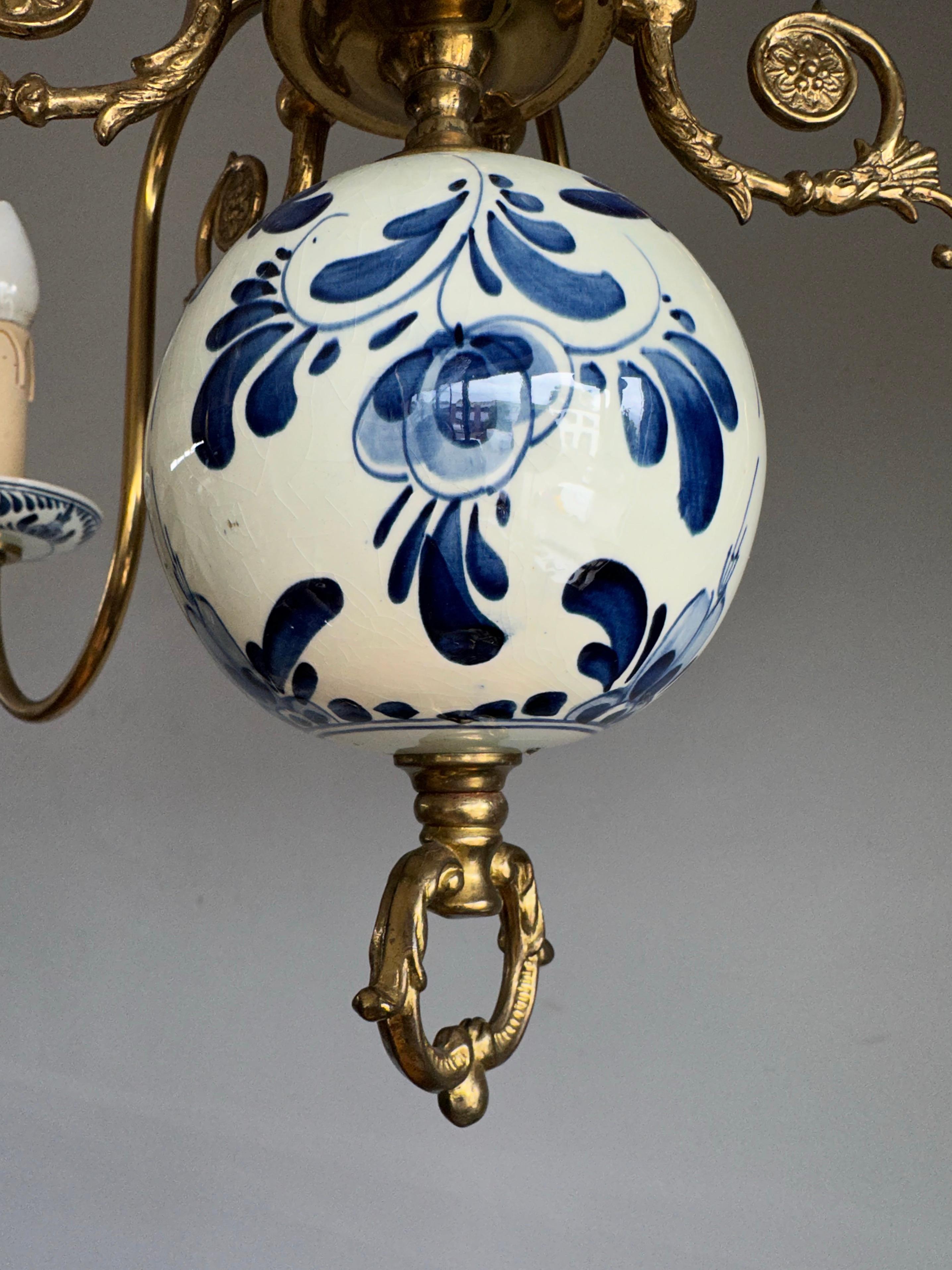 1940s Dutch Brass and Porcelain Hand Painted Delft Blue and White Chandelier For Sale 8