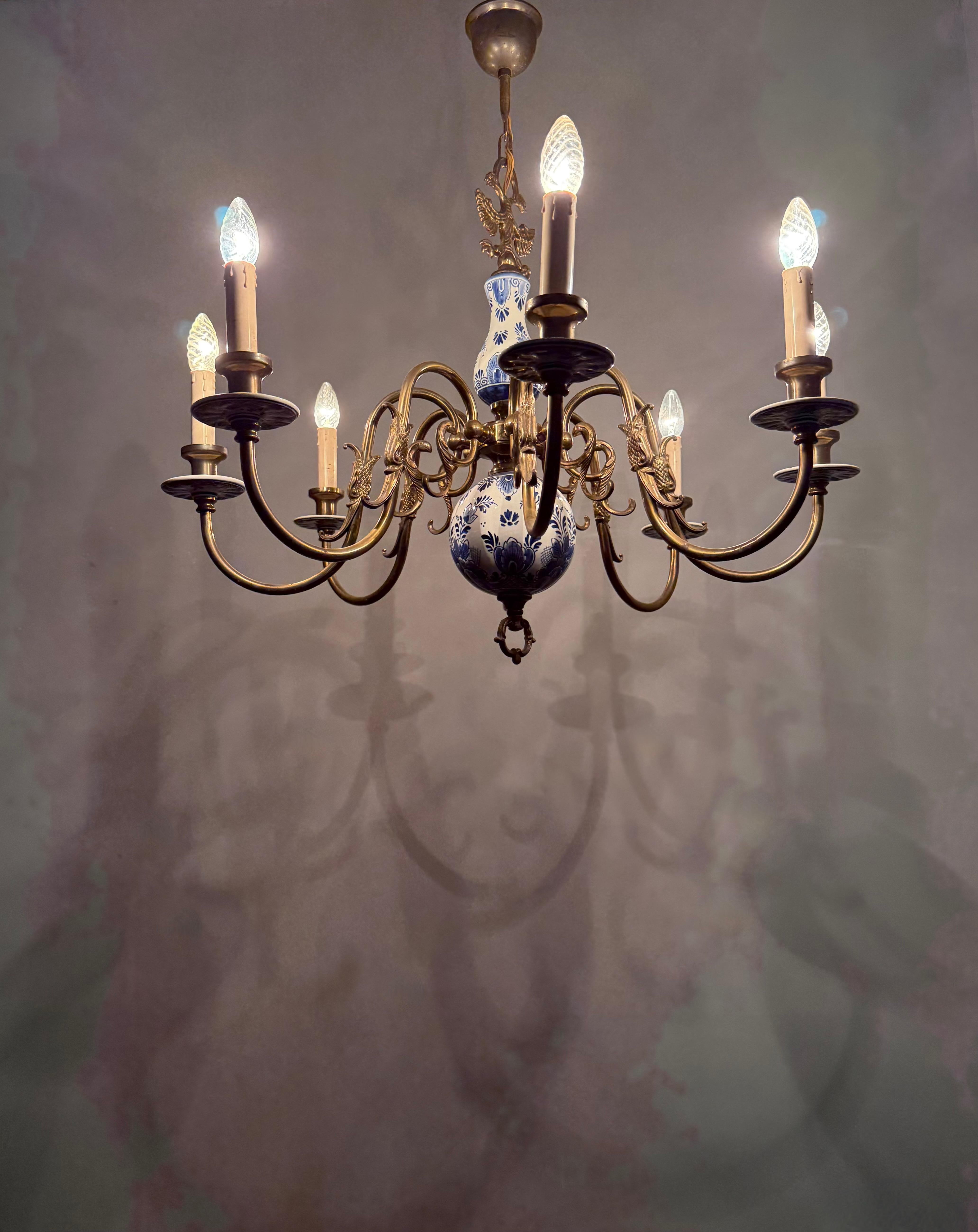 1940s Dutch Large Brass & Porcelain Hand Painted Delft Blue and White Chandelier For Sale 7