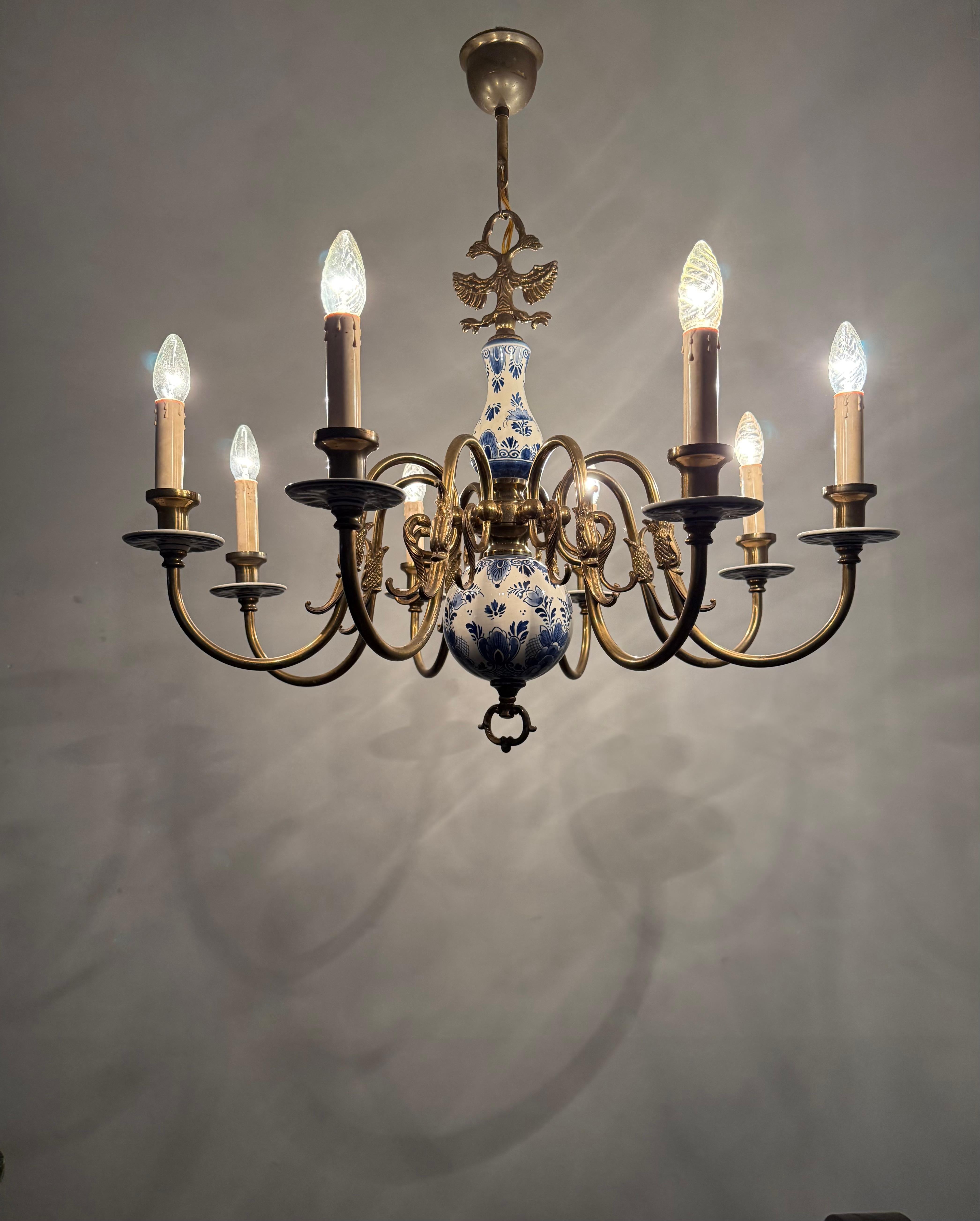 1940s Dutch Large Brass & Porcelain Hand Painted Delft Blue and White Chandelier For Sale 10