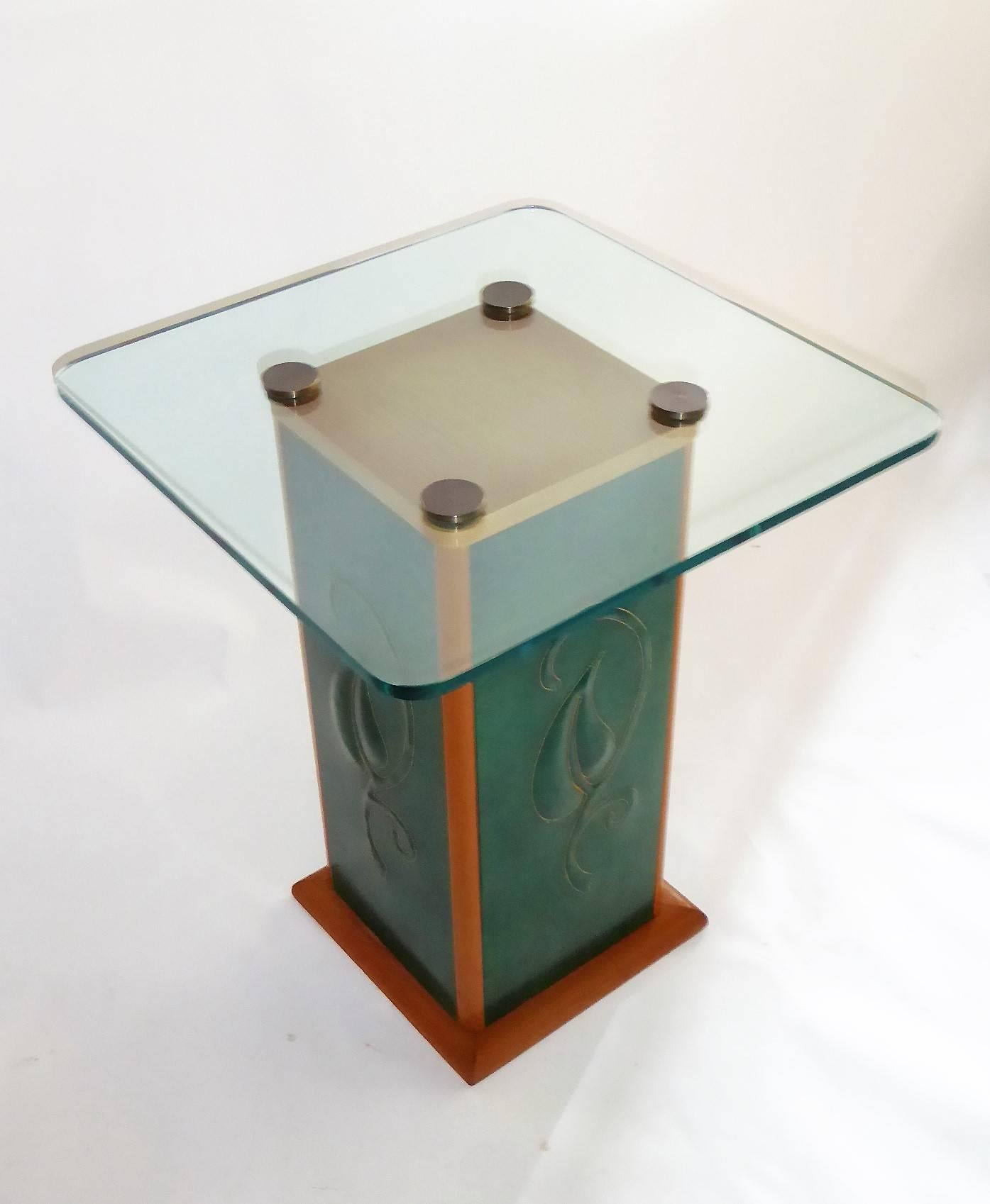 Moderner moderner Deco-Beistelltisch aus gekälkter Eiche, Glas und Leder von Edward Stoll aus den 1940er Jahren (Streamline-Moderne) im Angebot
