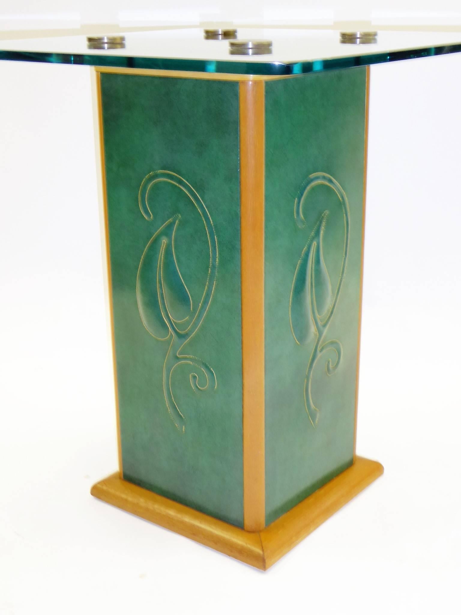 Américain Edward Stoll table d'appoint moderne déco des années 1940 en chêne cérusé, verre et similicuir en vente