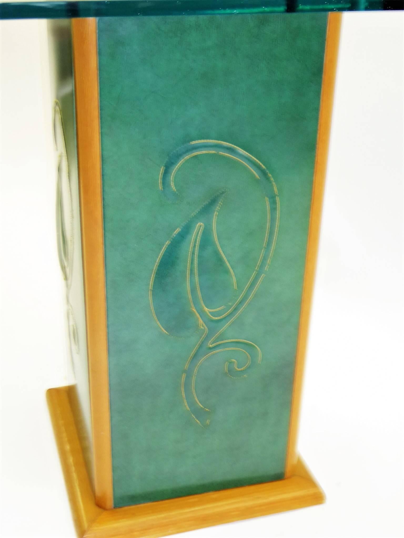 Cérusé Edward Stoll table d'appoint moderne déco des années 1940 en chêne cérusé, verre et similicuir en vente
