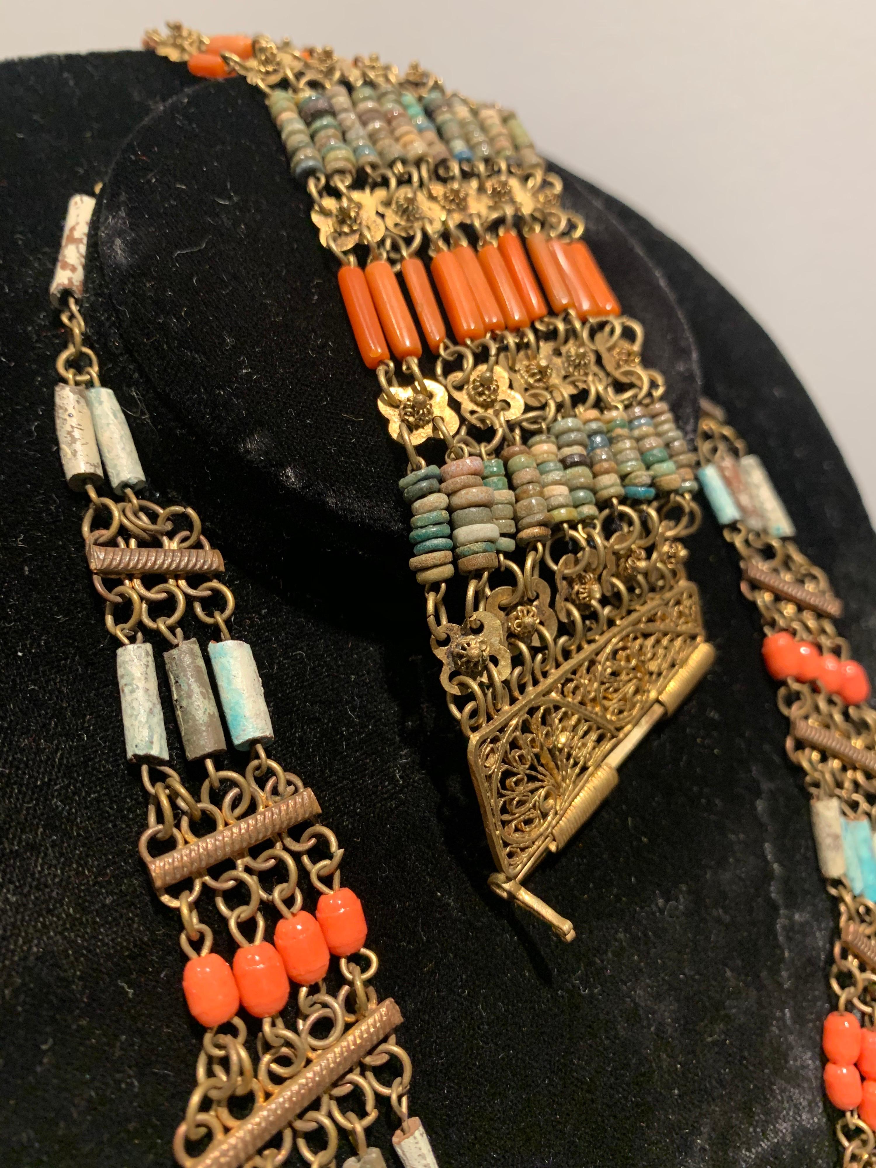 1940er Jahre filigrane Halskette und Manschettenarmband mit Scharnier aus ägyptischem Ton und Messing  im Angebot 8
