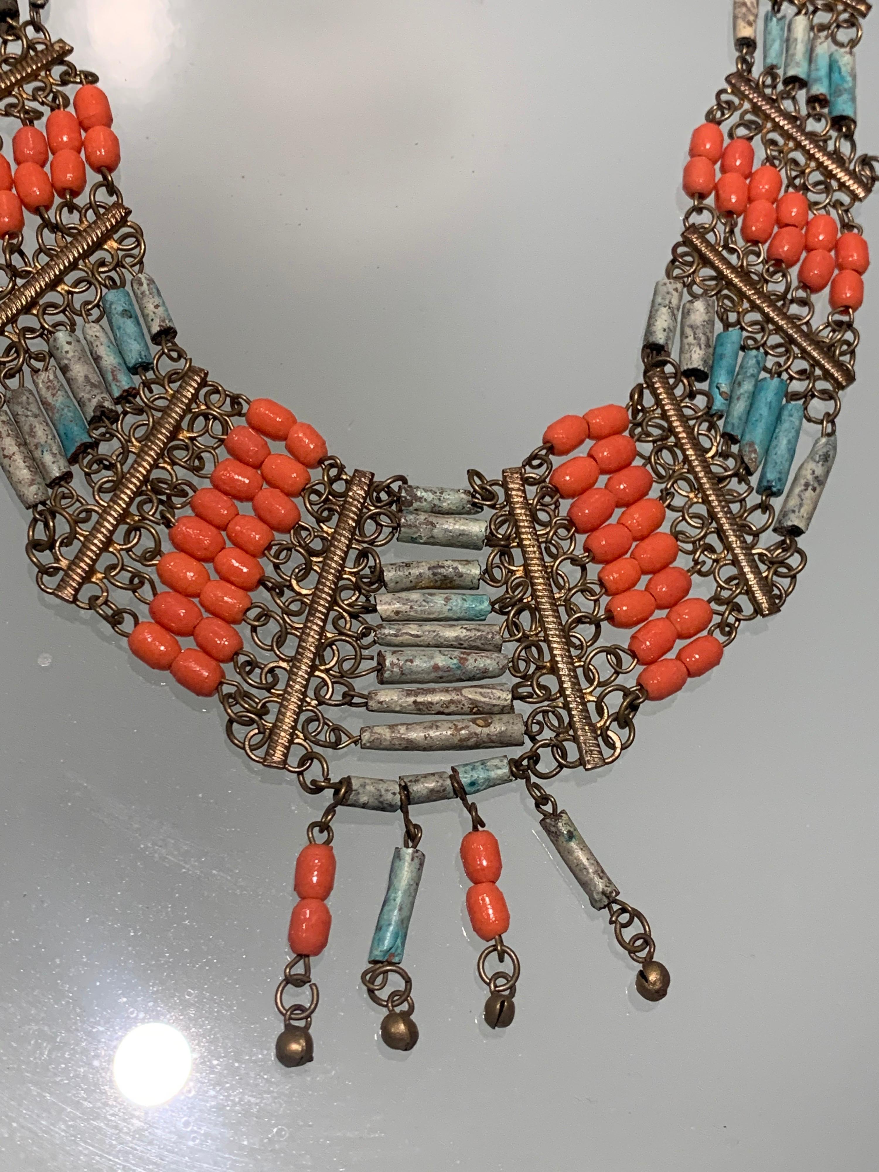 1940er Jahre filigrane Halskette und Manschettenarmband mit Scharnier aus ägyptischem Ton und Messing  im Zustand „Hervorragend“ im Angebot in Gresham, OR