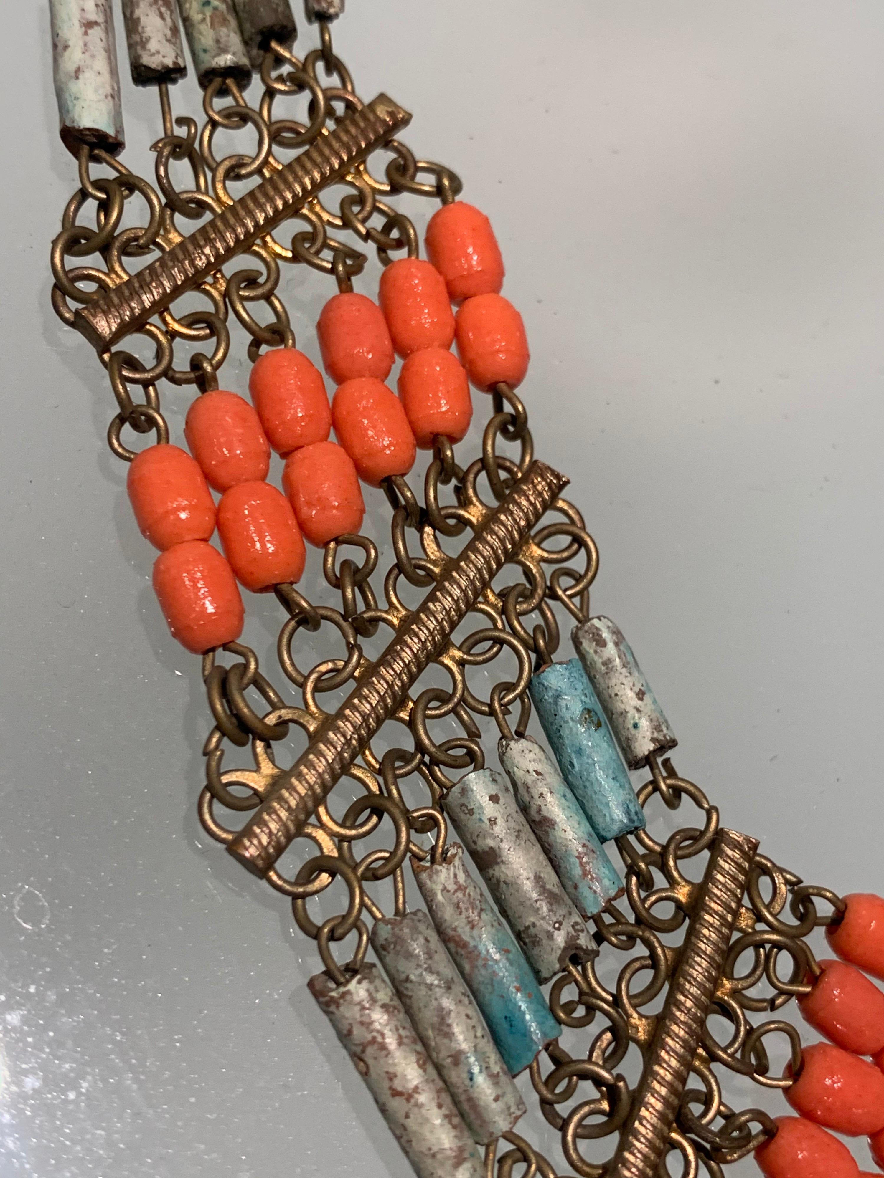 1940er Jahre filigrane Halskette und Manschettenarmband mit Scharnier aus ägyptischem Ton und Messing  für Damen oder Herren im Angebot