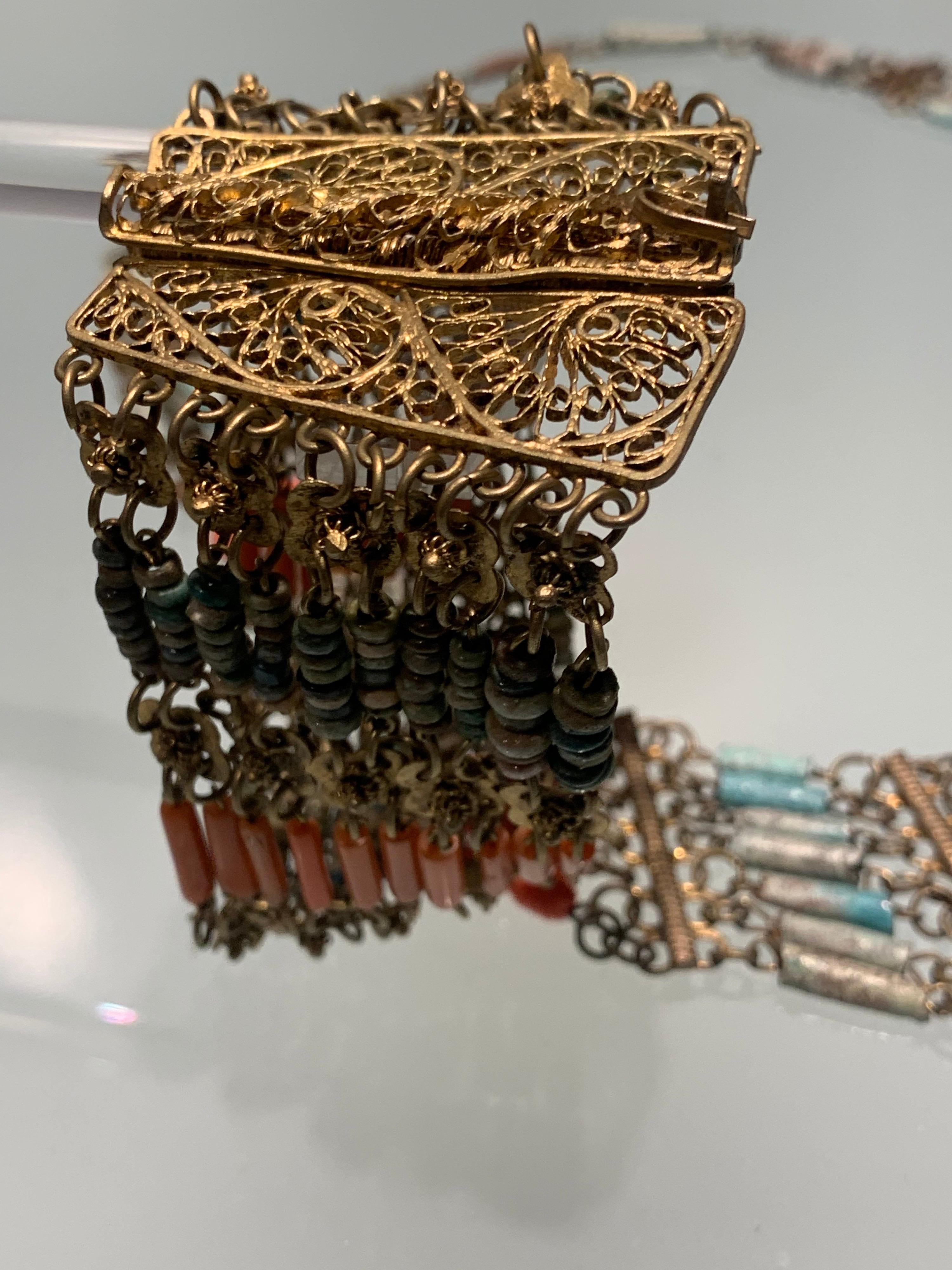1940er Jahre filigrane Halskette und Manschettenarmband mit Scharnier aus ägyptischem Ton und Messing  im Angebot 4