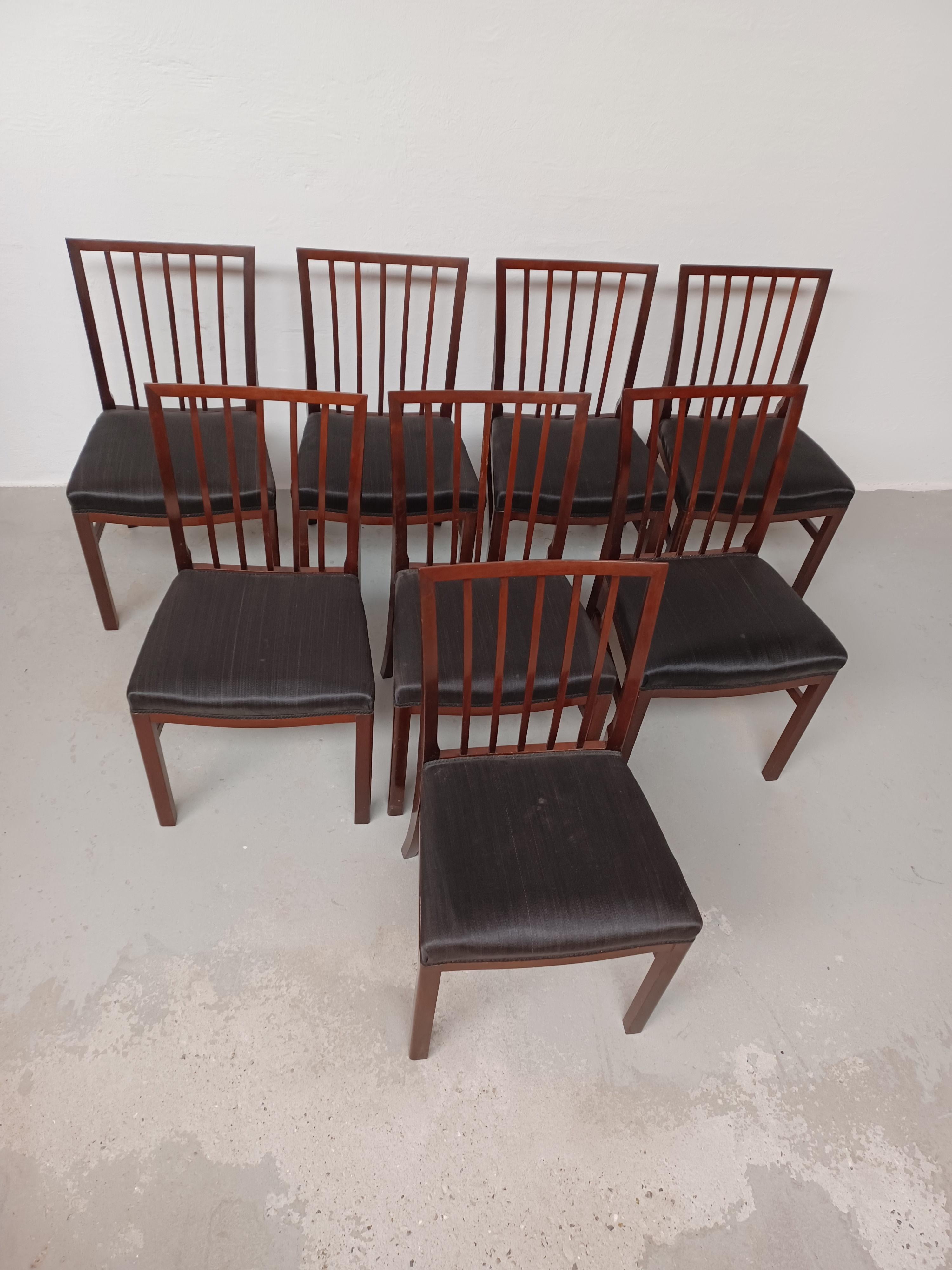 1940s eight Danish restored mahogany dining chairs with horse hair upholstery

Classic mid-century set of dining chairs made by one of the many , many topskilled cabinetmakers who laid the foundation for the manufactory of the Danish Modern