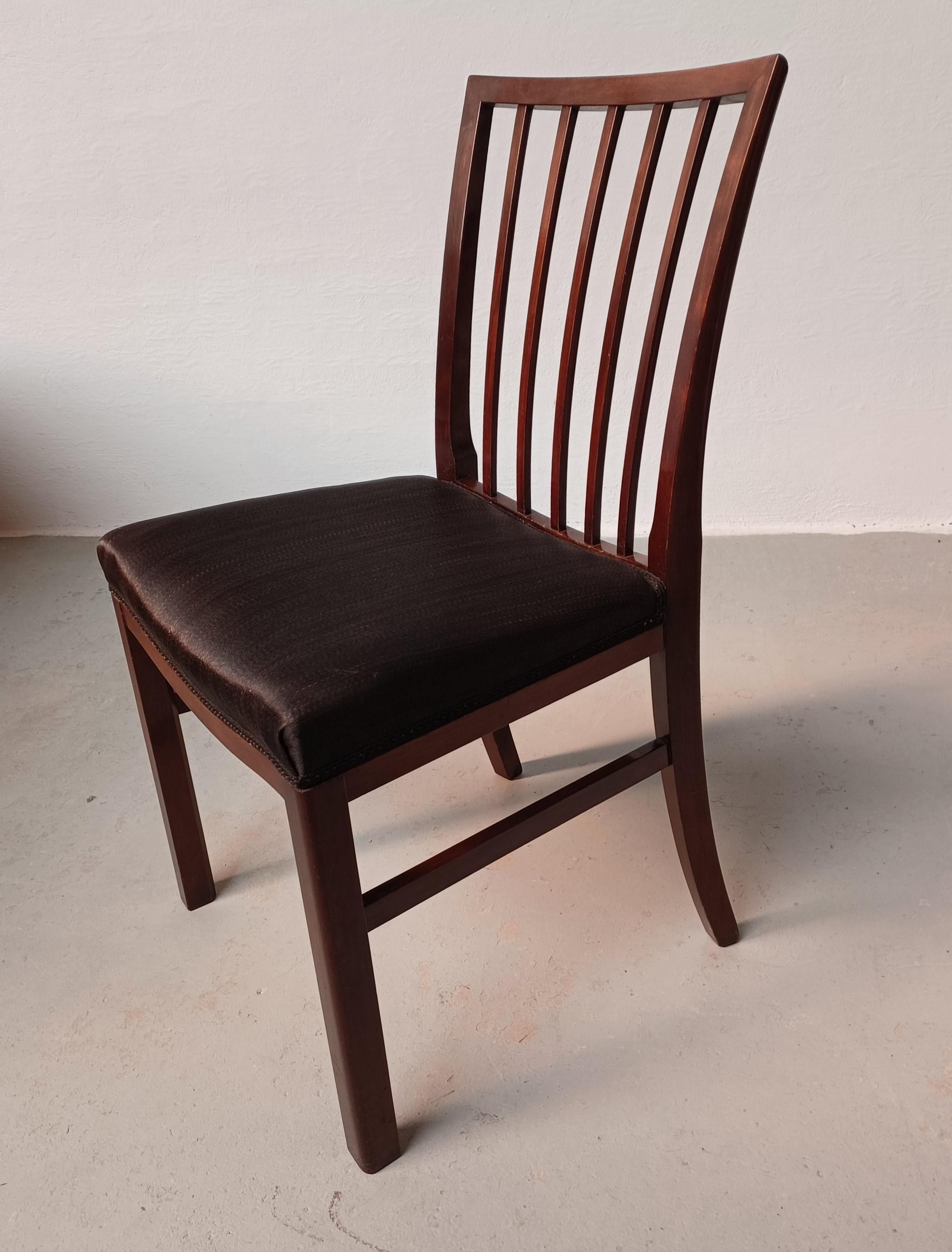 1940s Eight Danish Restored Mahogany Dining Chairs with Horse Hair Upholstery In Good Condition For Sale In Knebel, DK