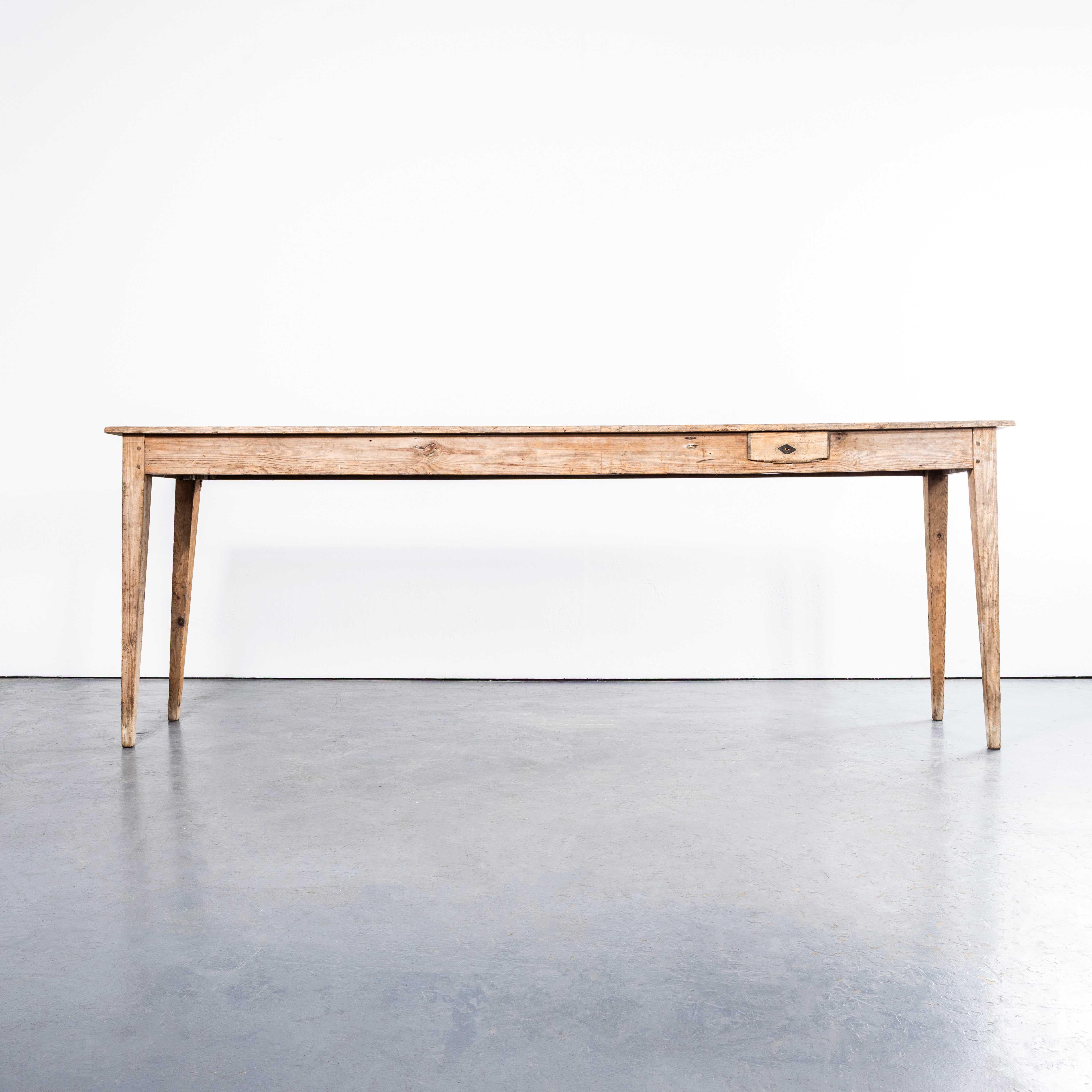 Table console élégante en pin frotté français des années 1940. 

Bonne table console en pin frotté honnête et pleine de caractère. Fabriqué en pin massif avec des joints goujonnés et un seul tiroir brut. Notre atelier a nettoyé et révisé la table,