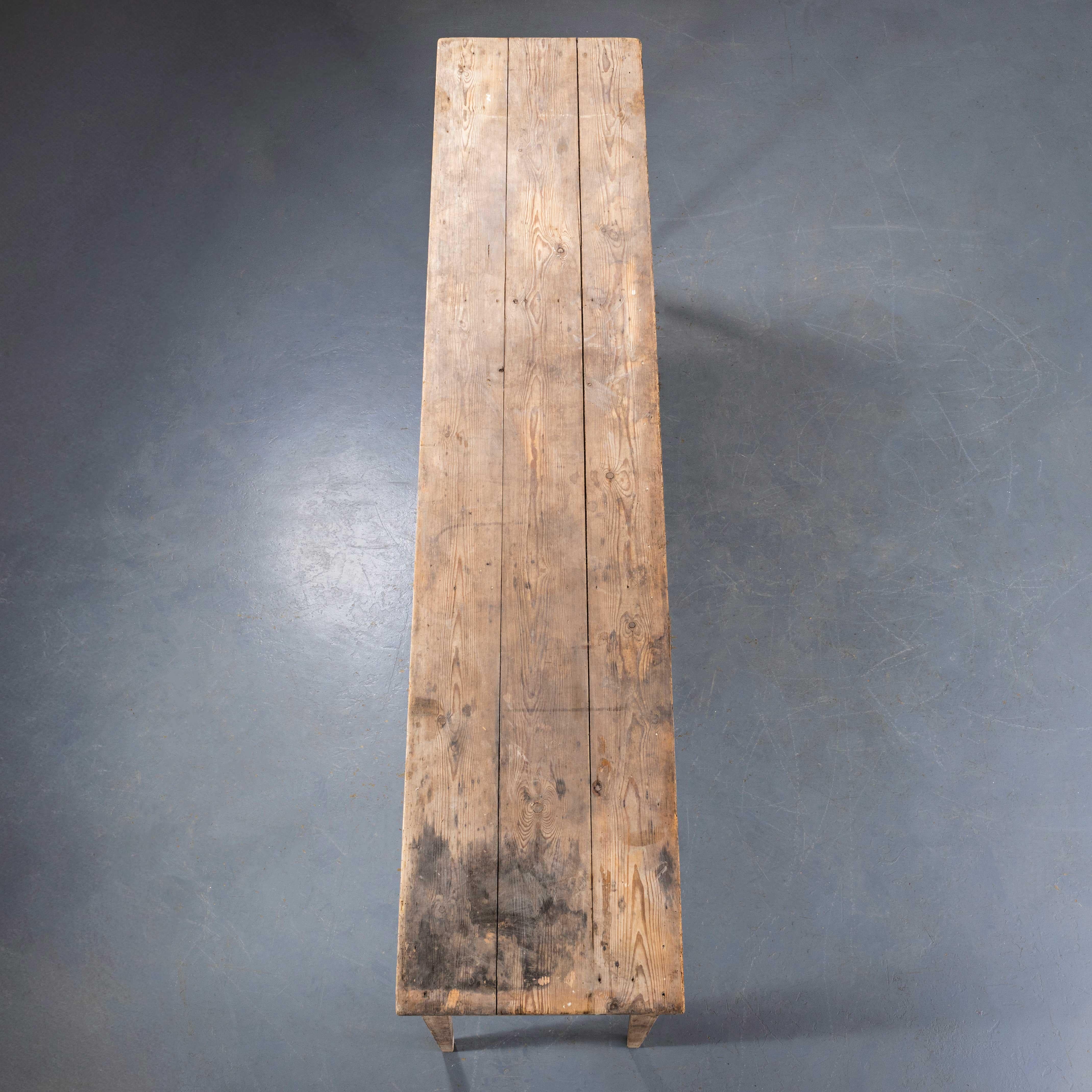 Français Table console élégante en pin frotté français des années 1940 en vente