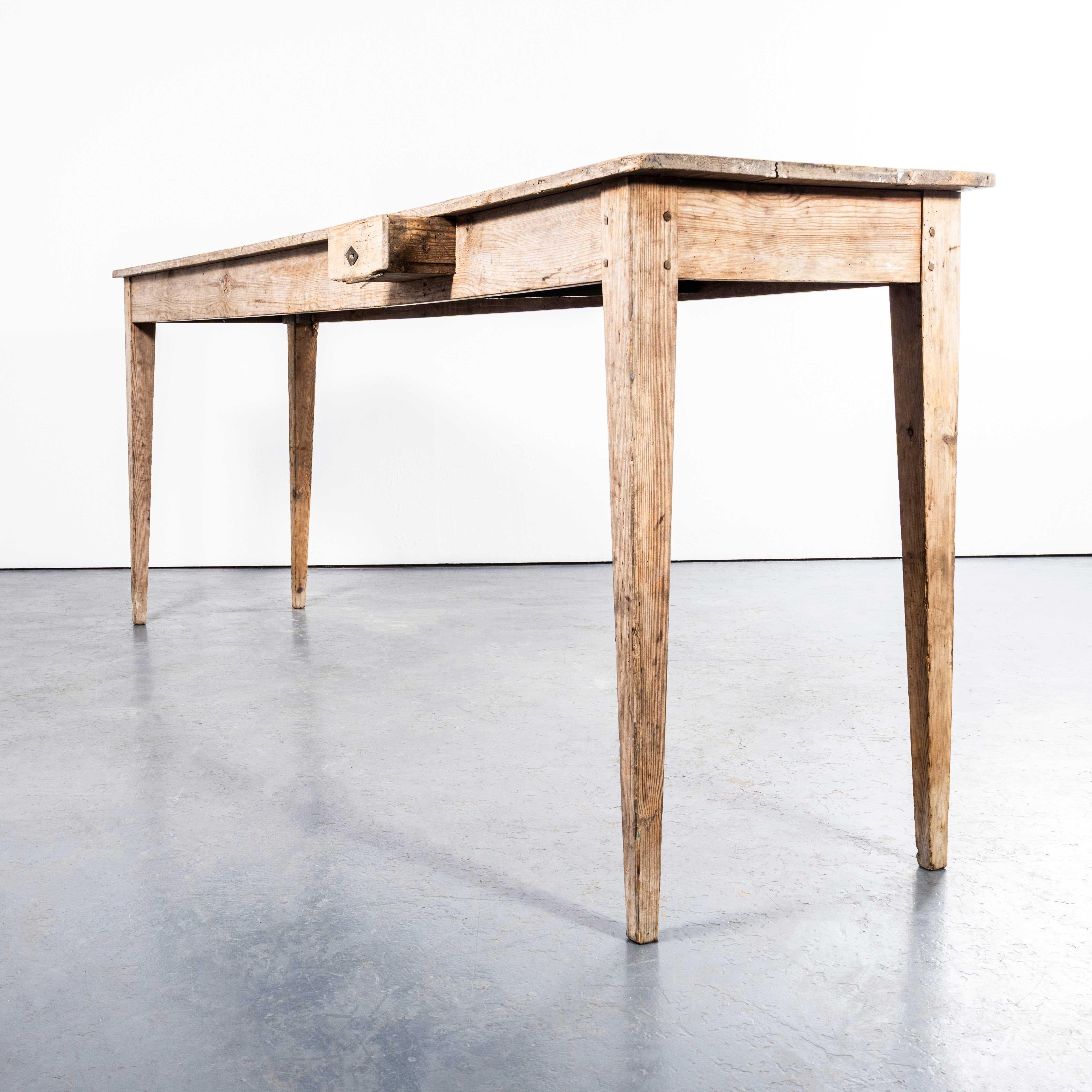 Table console élégante en pin frotté français des années 1940 Bon état - En vente à Hook, Hampshire