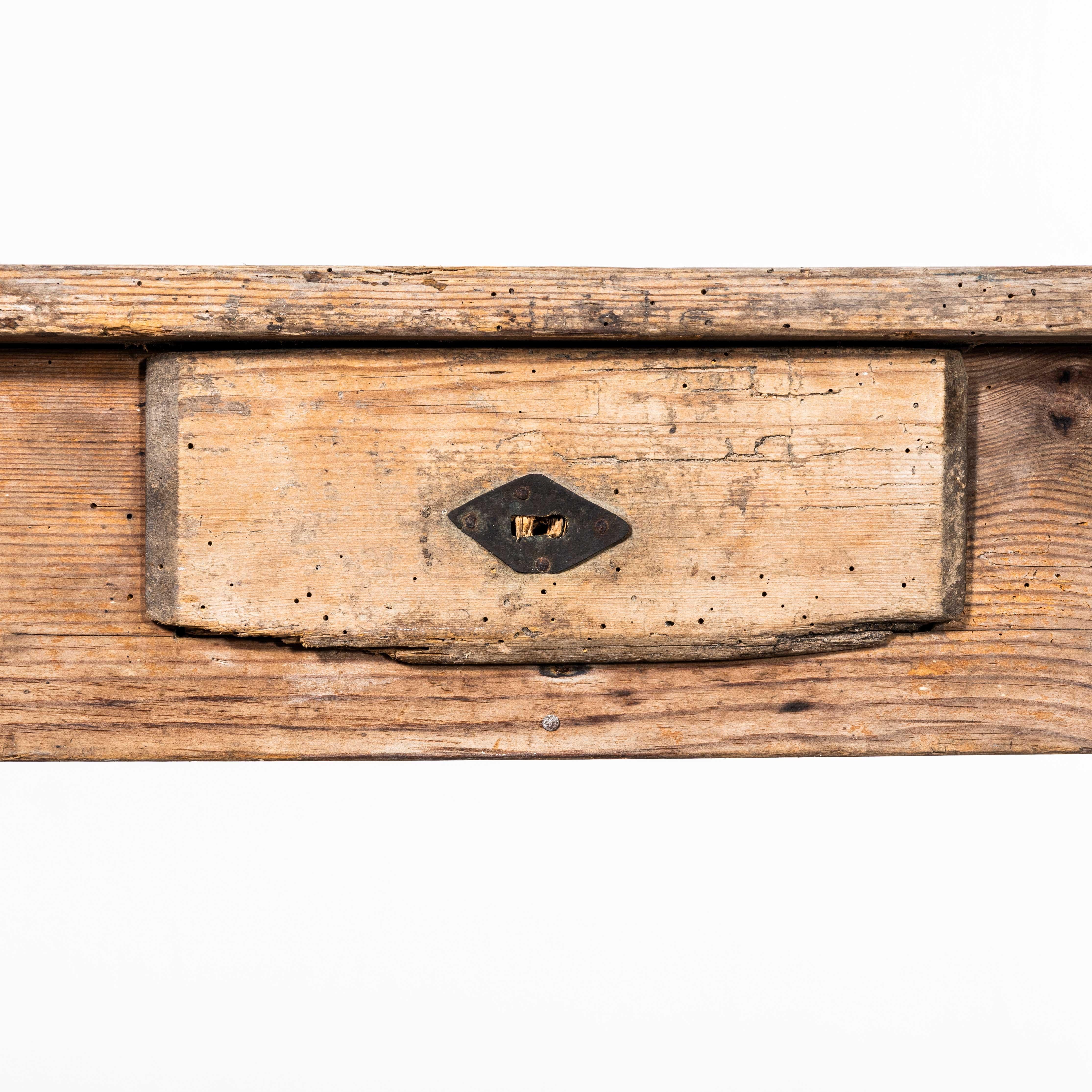 Milieu du XXe siècle Table console élégante en pin frotté français des années 1940 en vente