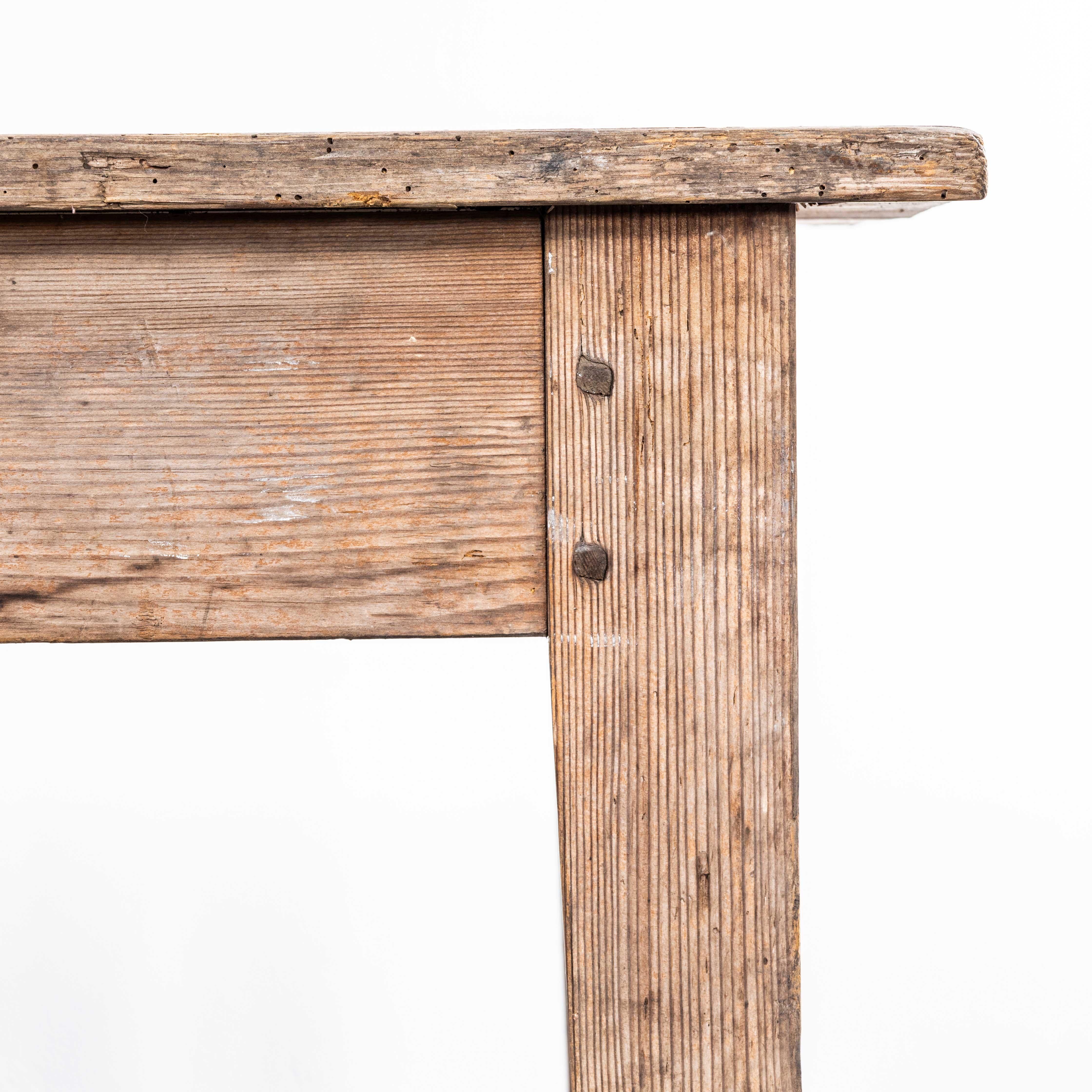 Pin Table console élégante en pin frotté français des années 1940 en vente