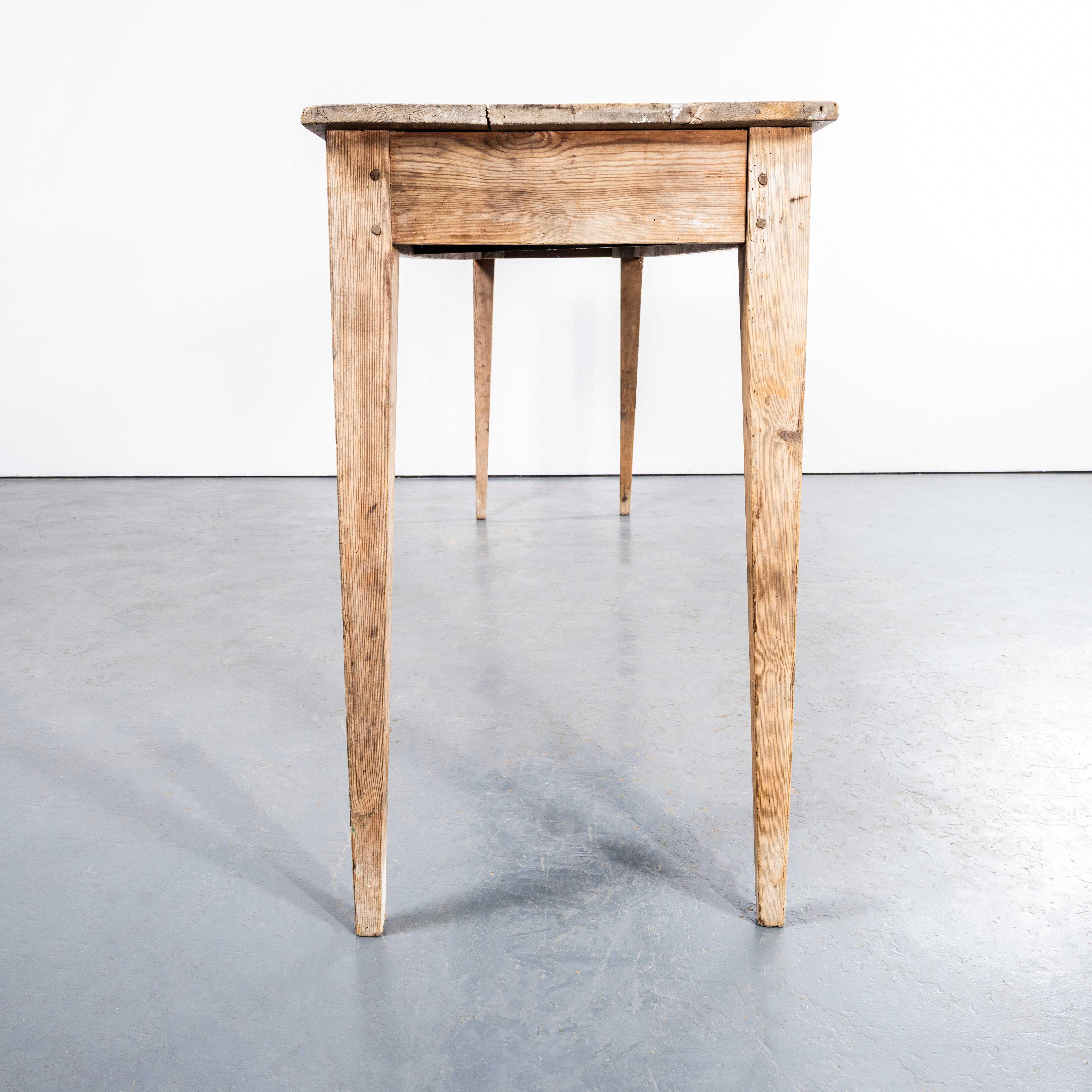 Table console élégante en pin frotté français des années 1940 en vente 1