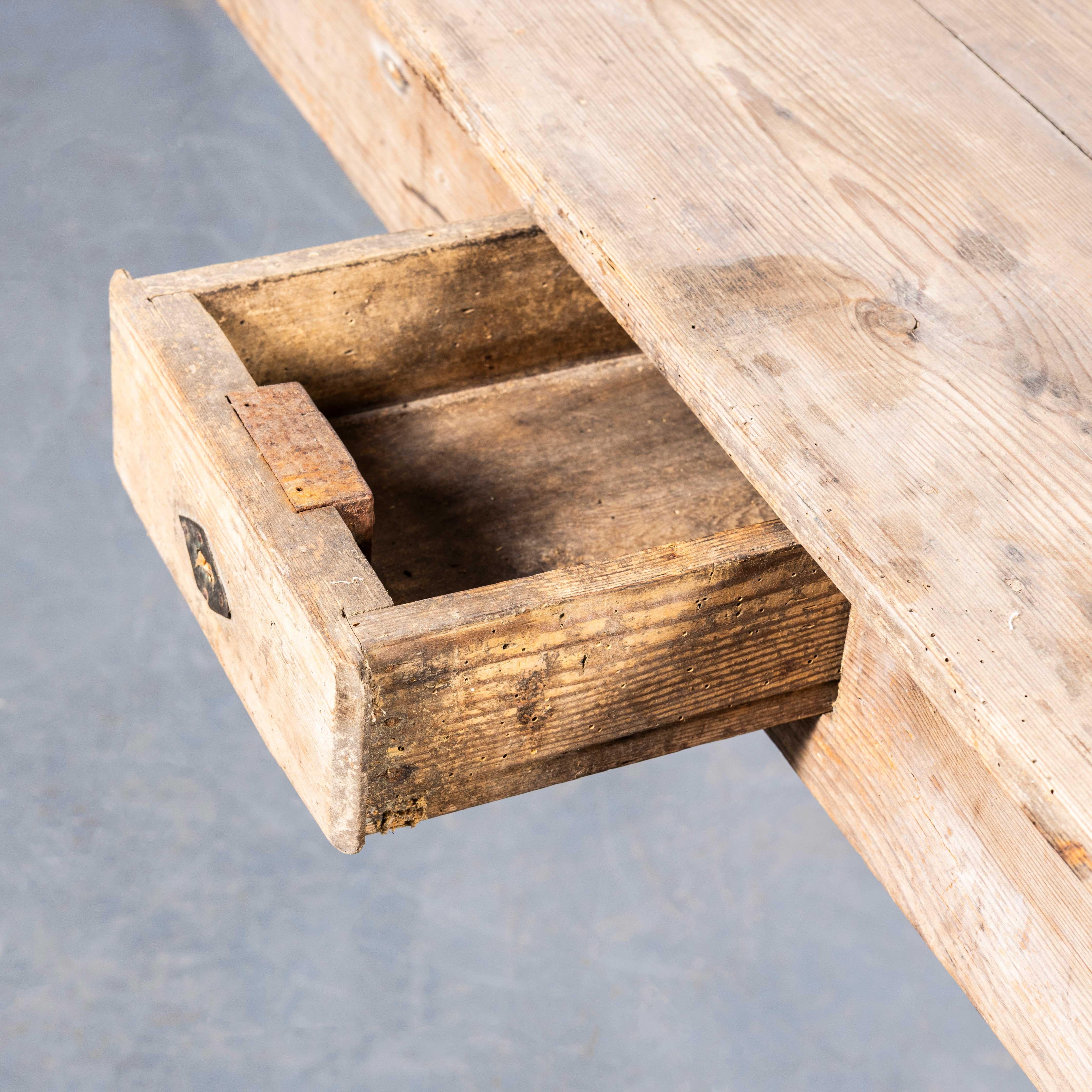 Table console élégante en pin frotté français des années 1940 en vente 2