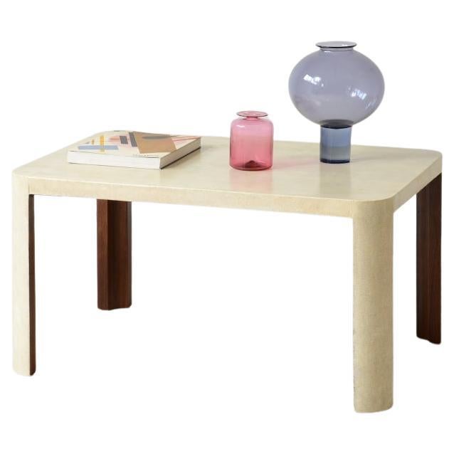 Table basse en bois recouverte de parchemin, élégante, des années 1940 en vente