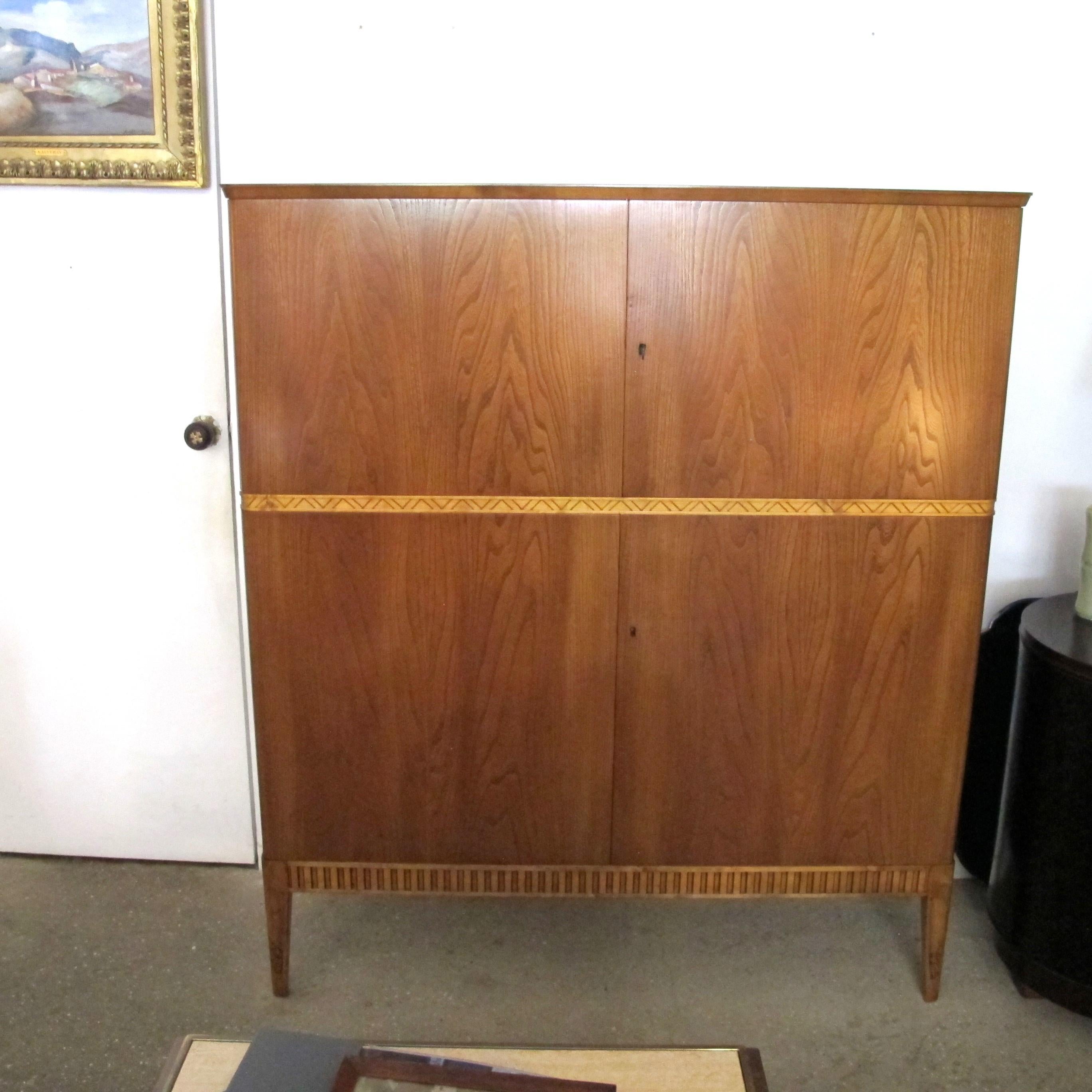 Élégante armoire suédoise des années 1940 avec frise sculptée et rangement d'échantillons en vente 3