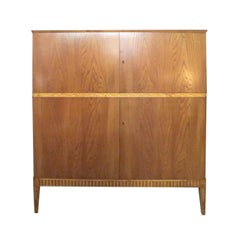 Elegante Armario Sueco de Chapa de Fresno de los Años 40 con Friso Tallado y Amplio Almacenamiento