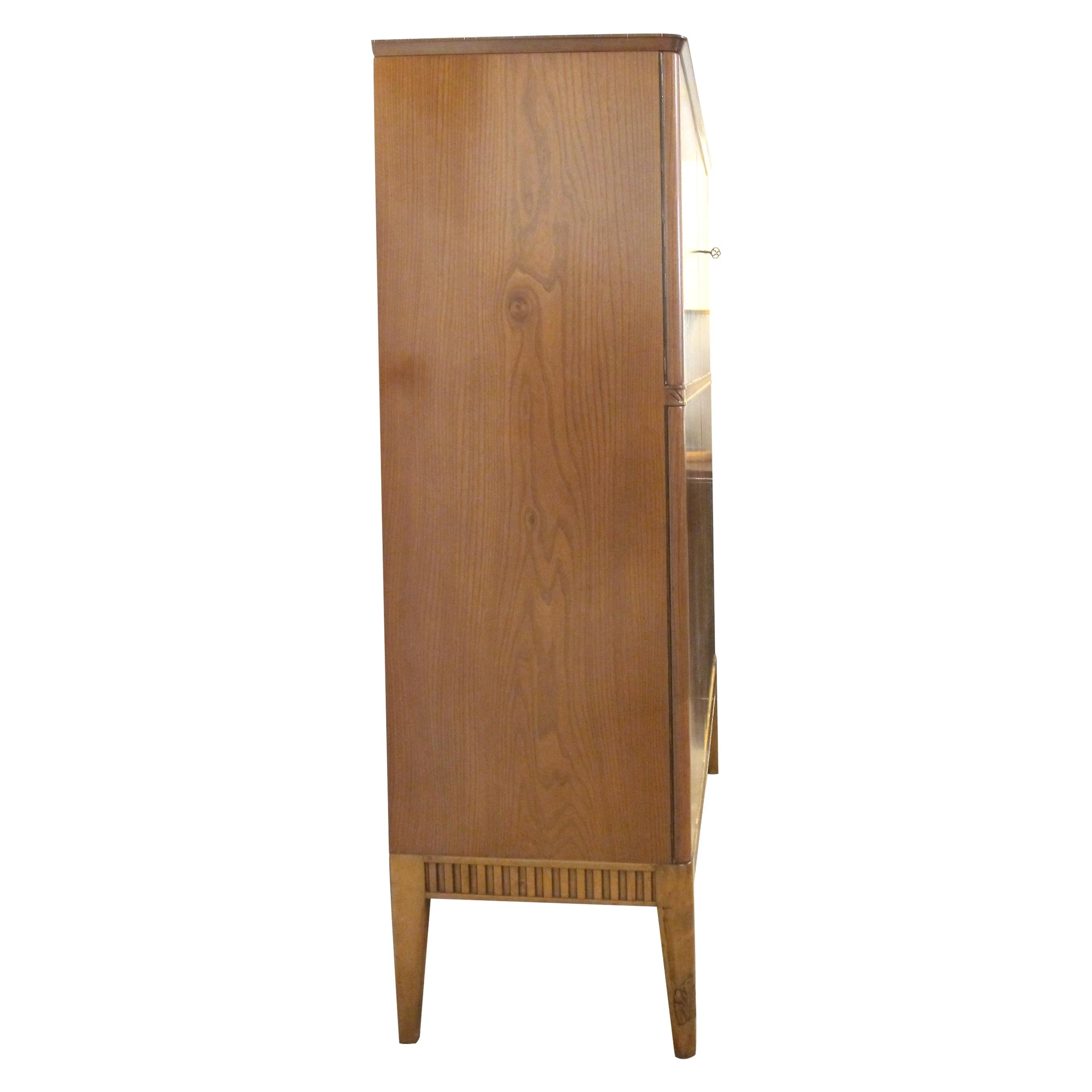 Mid-Century Modern Élégante armoire suédoise des années 1940 avec frise sculptée et rangement d'échantillons en vente