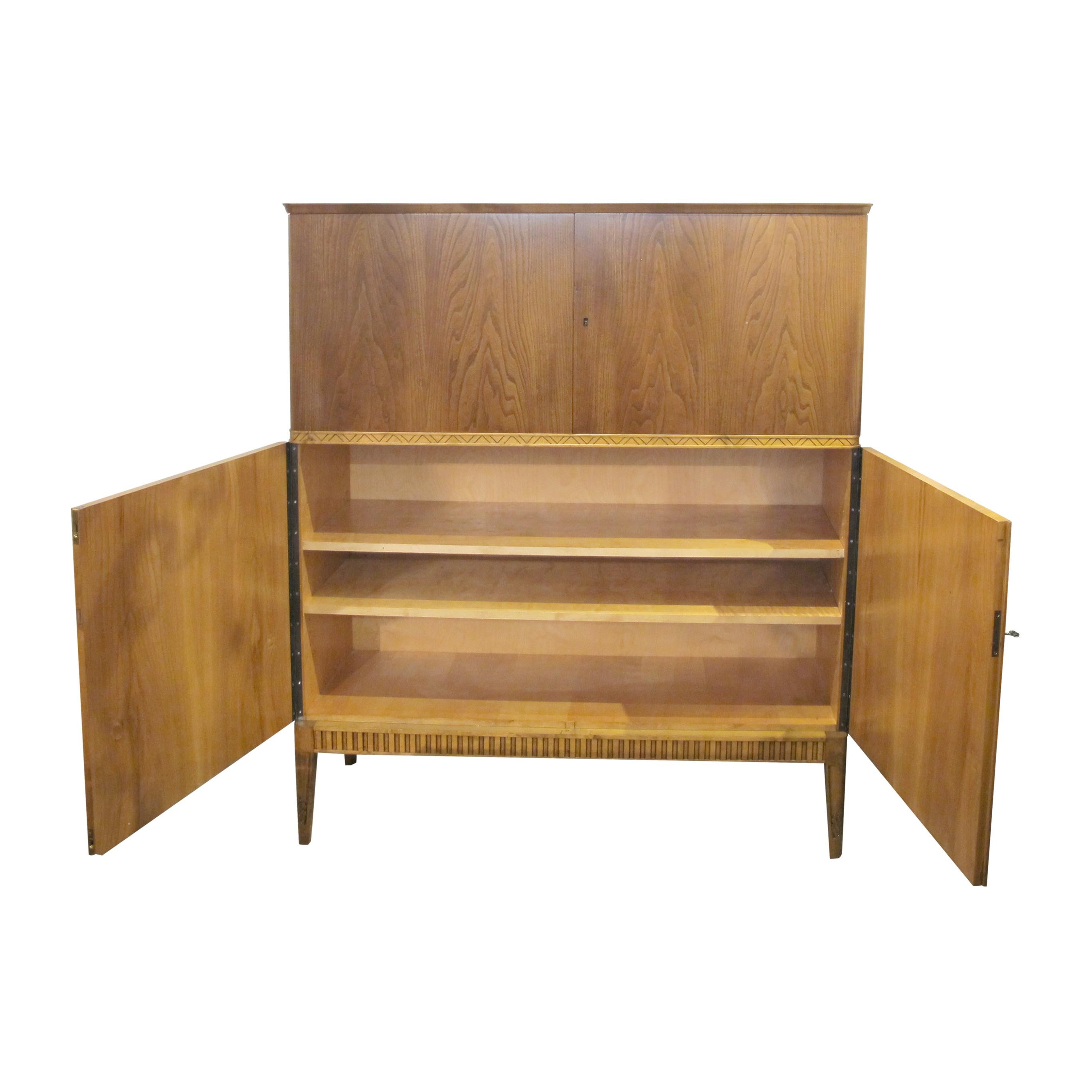 Suédois Élégante armoire suédoise des années 1940 avec frise sculptée et rangement d'échantillons en vente