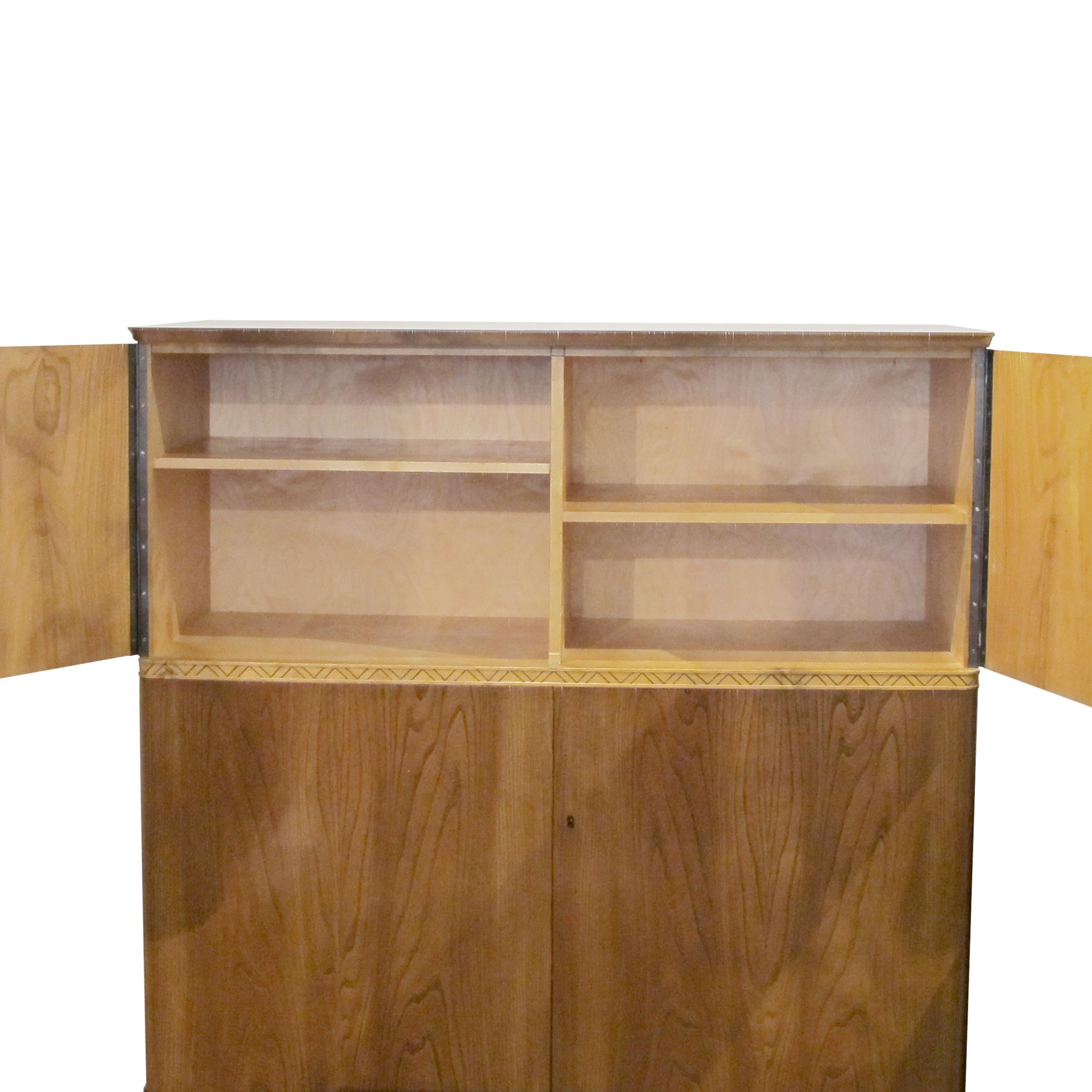 Placage Élégante armoire suédoise des années 1940 avec frise sculptée et rangement d'échantillons en vente