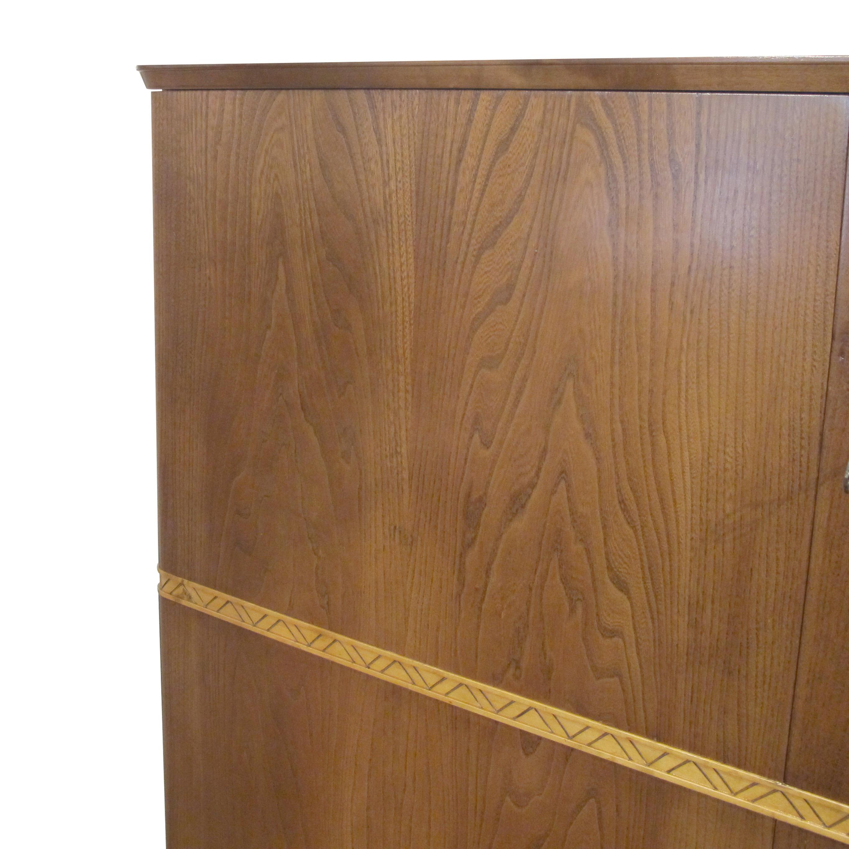 Frêne Élégante armoire suédoise des années 1940 avec frise sculptée et rangement d'échantillons en vente