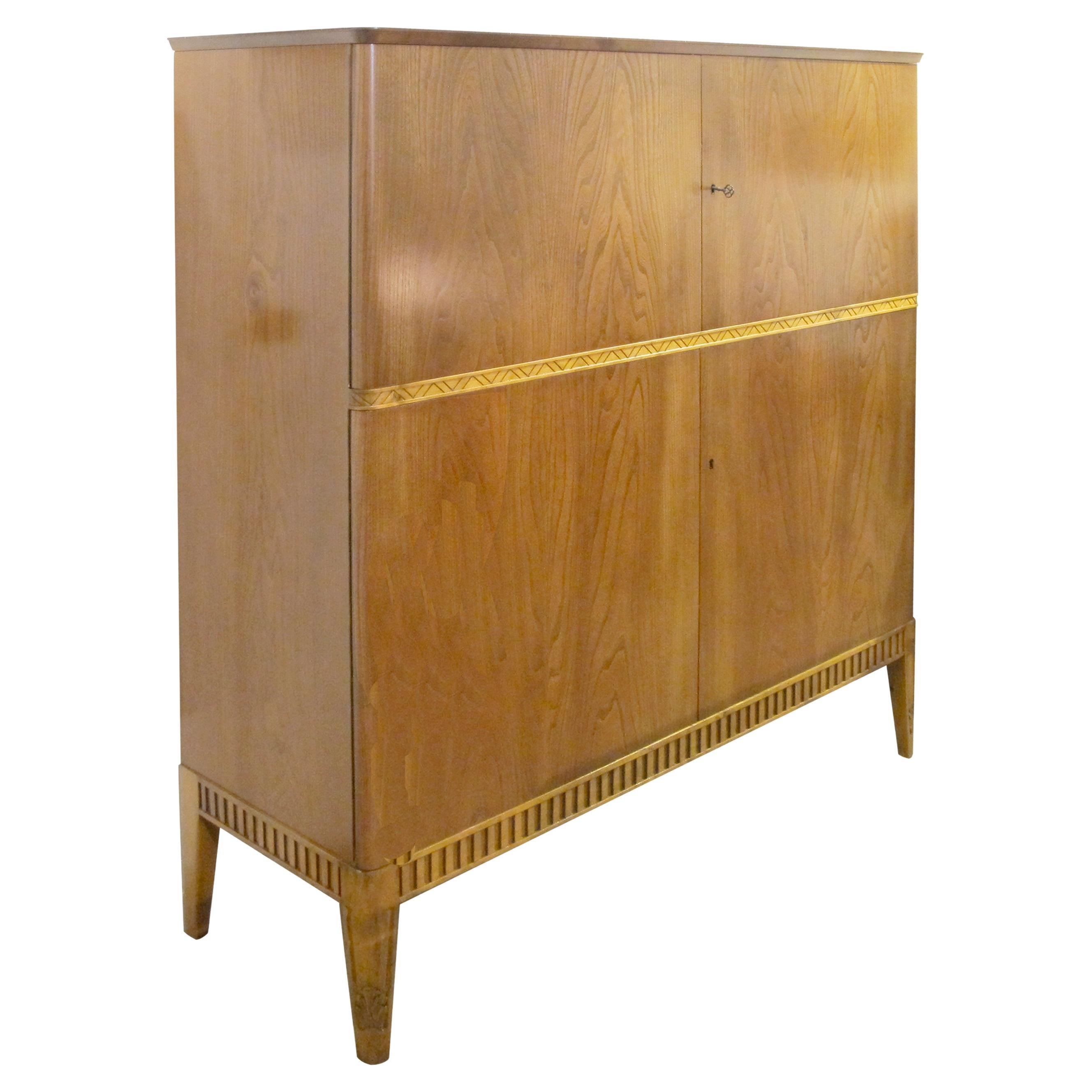 Élégante armoire suédoise des années 1940 avec frise sculptée et rangement d'échantillons en vente