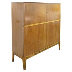 Élégante armoire suédoise des années 1940 avec frise sculptée et rangement d'échantillons