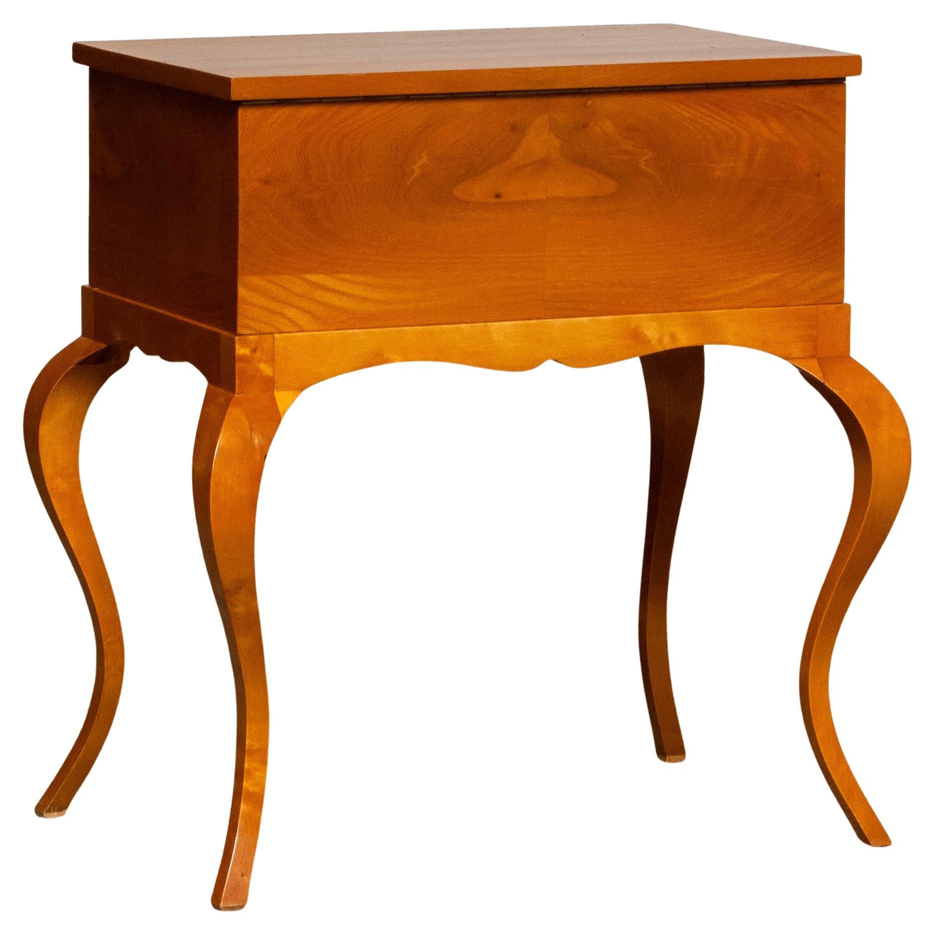 Elegant Swedish sewing box from the 1940s, crafted in the Biedermeier revival style and veneered in richly figured elm with refined marquetry inlay. The lid features a delicate decorative motif, adding a touch of artistry and sophistication to its
