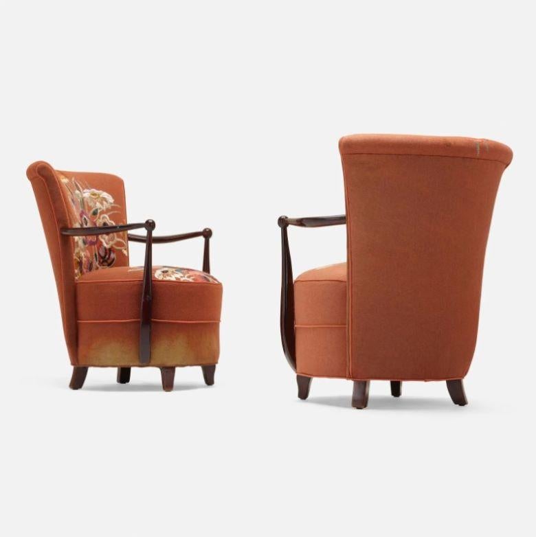 Art déco Paire de chaises de cheminée françaises brodées des années 1940 en vente
