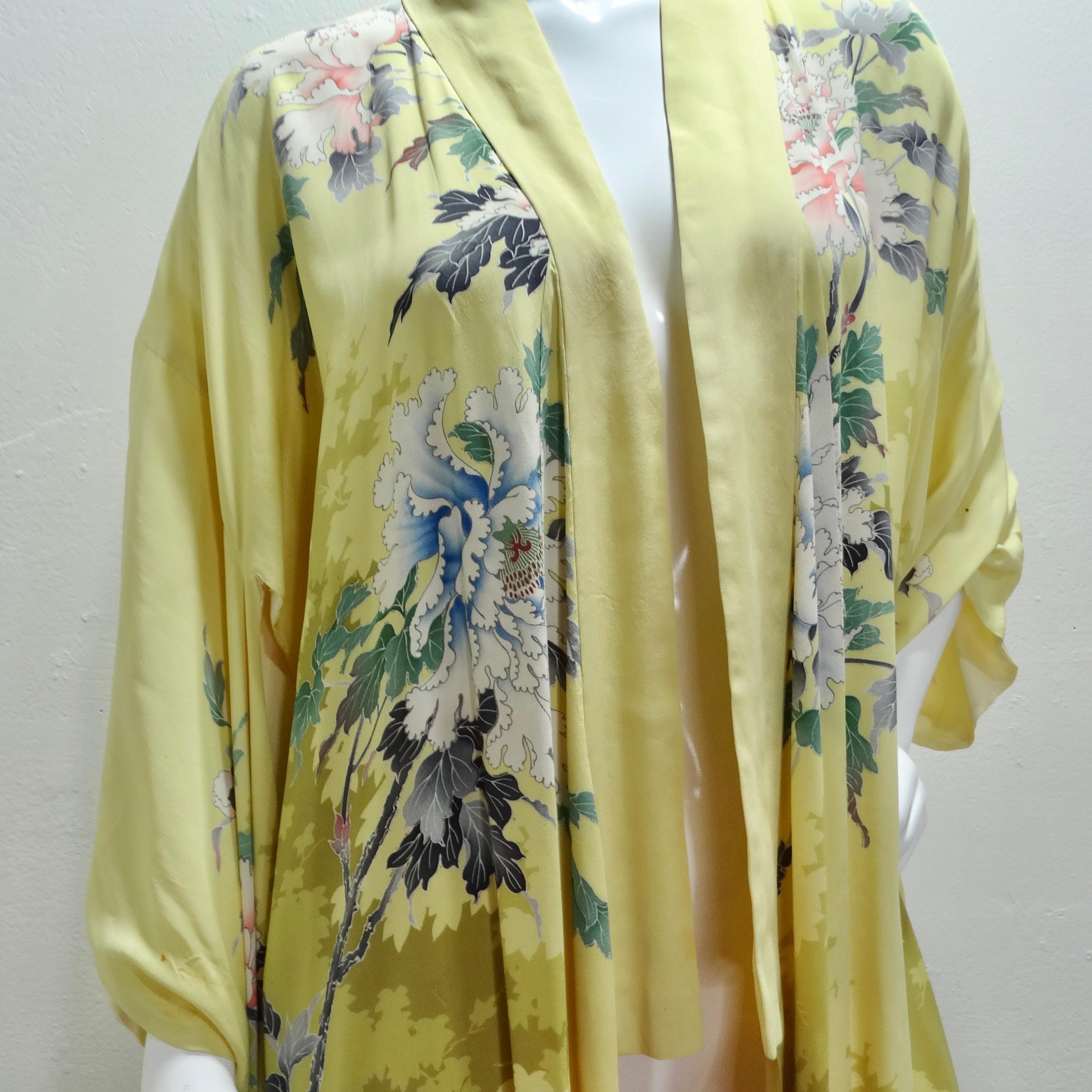 Der bestickte Seidenkimono aus den 1940er Jahren ist ein zeitloses Stück Eleganz, das die Schönheit und Raffinesse einer vergangenen Epoche verkörpert. Dieser hellneutrale gelbe Maxikimono besticht durch seinen mehrfarbigen Blumendruck aus Seide,