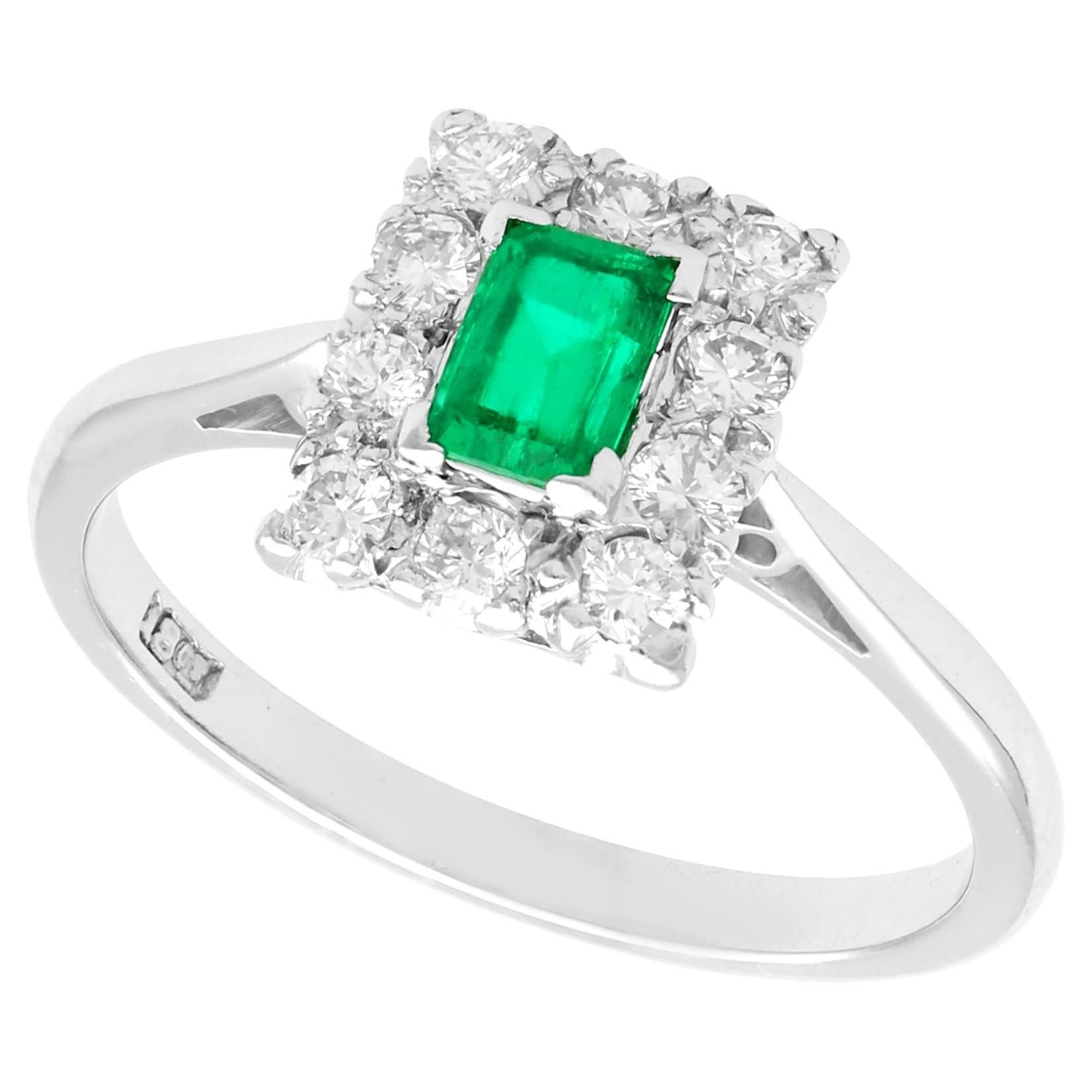 1940s Emerald Diamond White Gold Cocktail Ring (Bague de cocktail en or blanc avec émeraude et diamant)