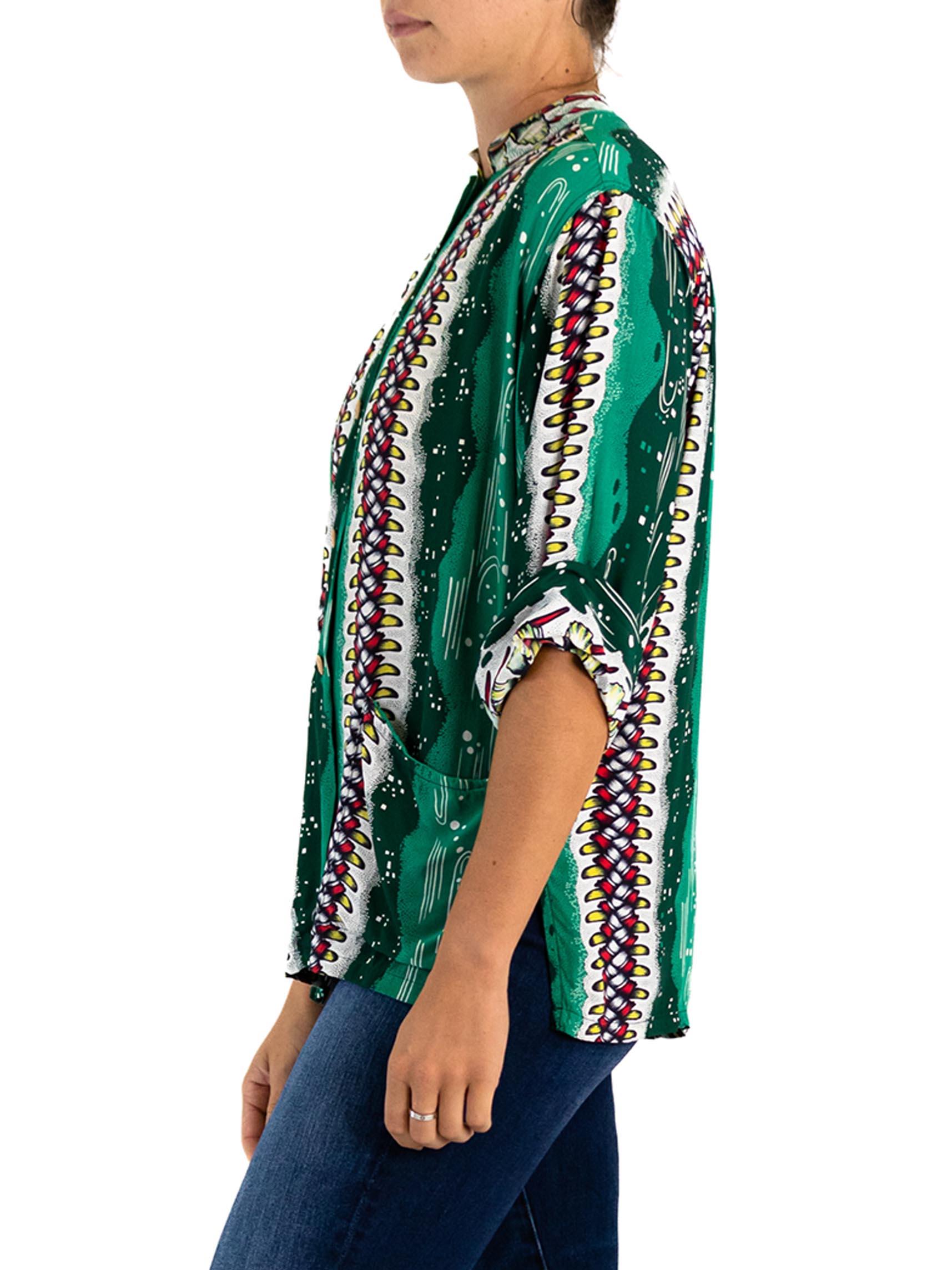 1940S Emerald Green Cold Rayon Hawaiian Print Top With Chinese Collar In Excellent Condition For Sale In New York, NY