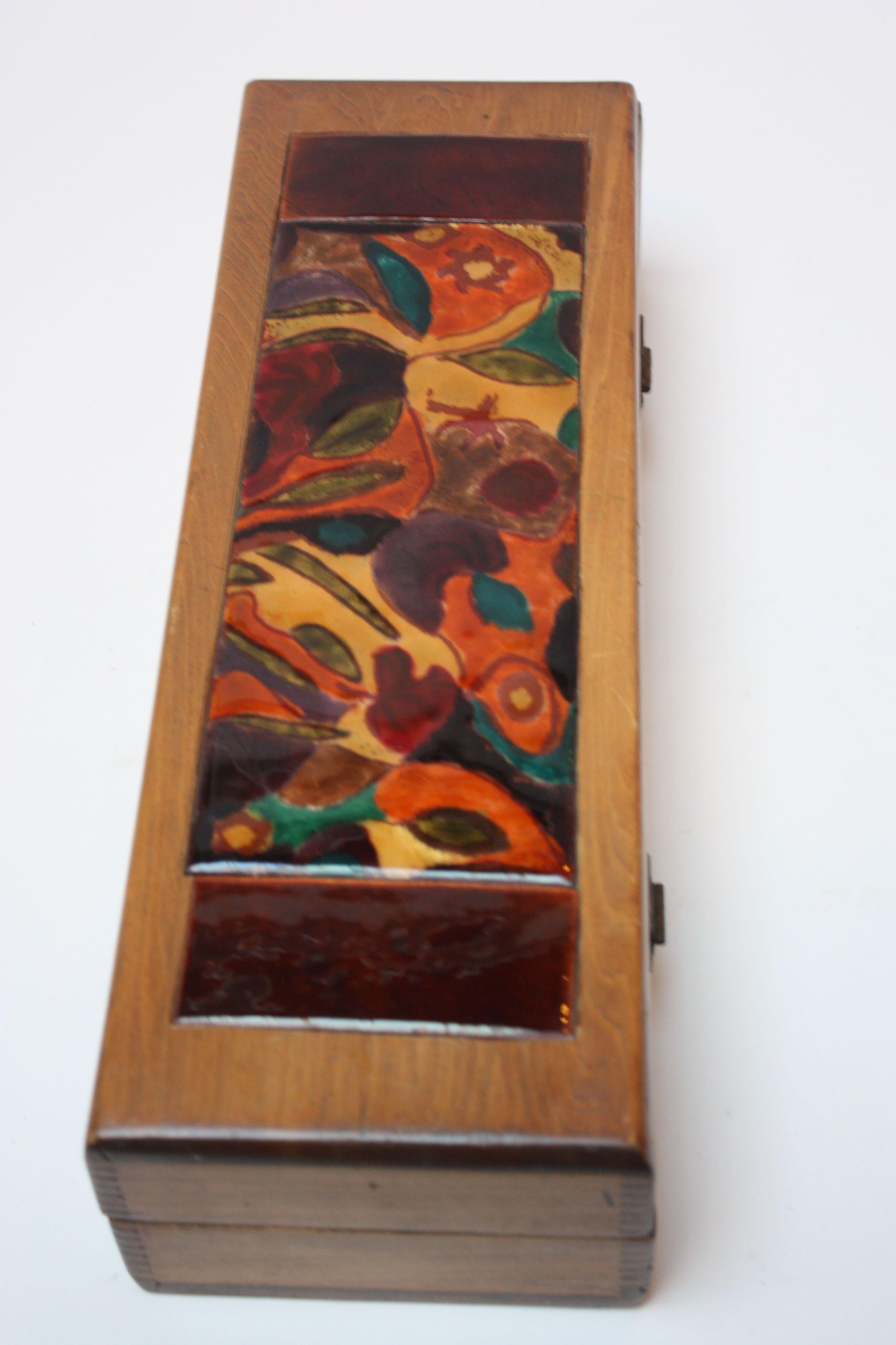 Boîte en bois et émail des années 1940 d'Elizabeth Bensley Bon état - En vente à Brooklyn, NY