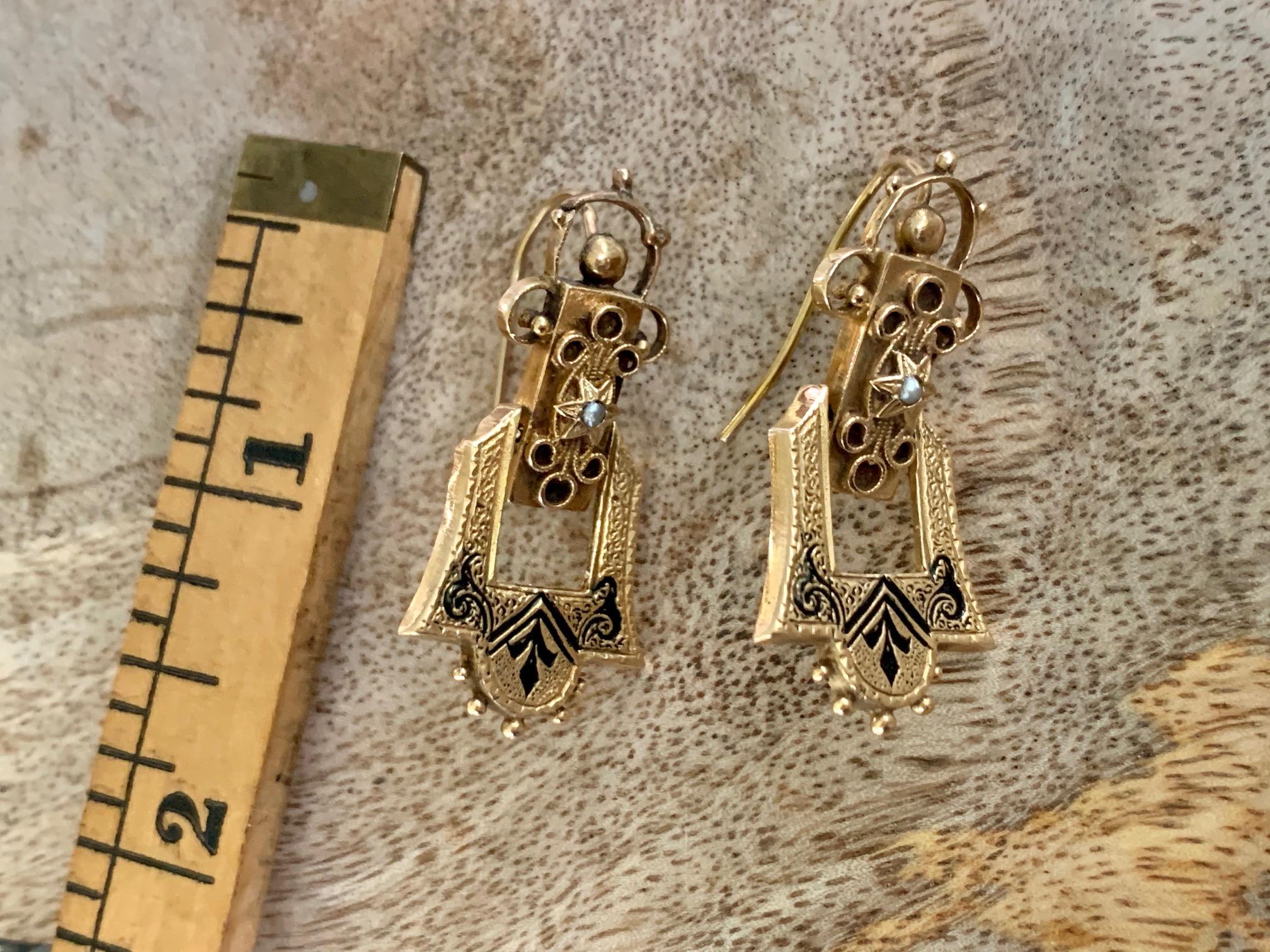 1940s Enamel, Pearl and 14 Karat Yellow Gold Pierced Earrings For Sale 1