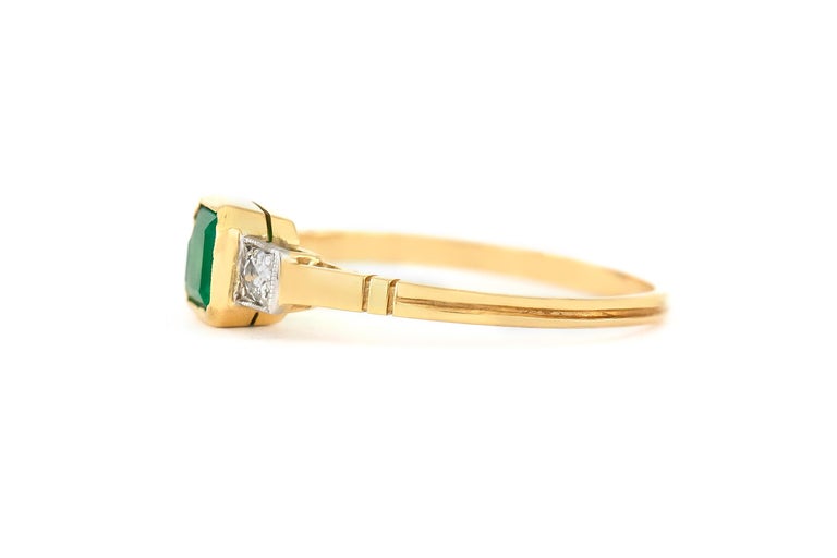 1940er Jahre Verlobungsring mit Smaragd in der Mitte und zwei runden  Diamanten auf der Seite im Angebot bei 1stDibs