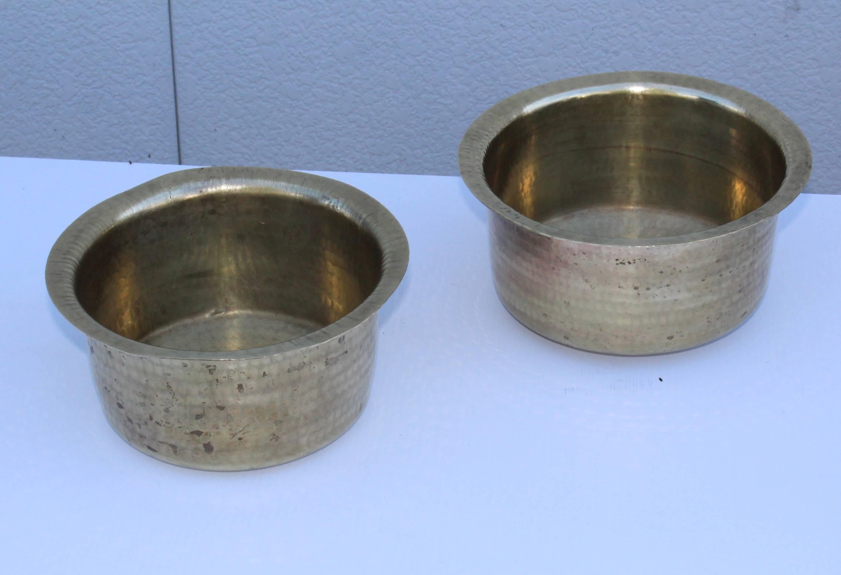 Stunning pair of nesting 1940s English brass hammered bowls.

Measures: Smaller bowl diameter 10.25'' height 5''.