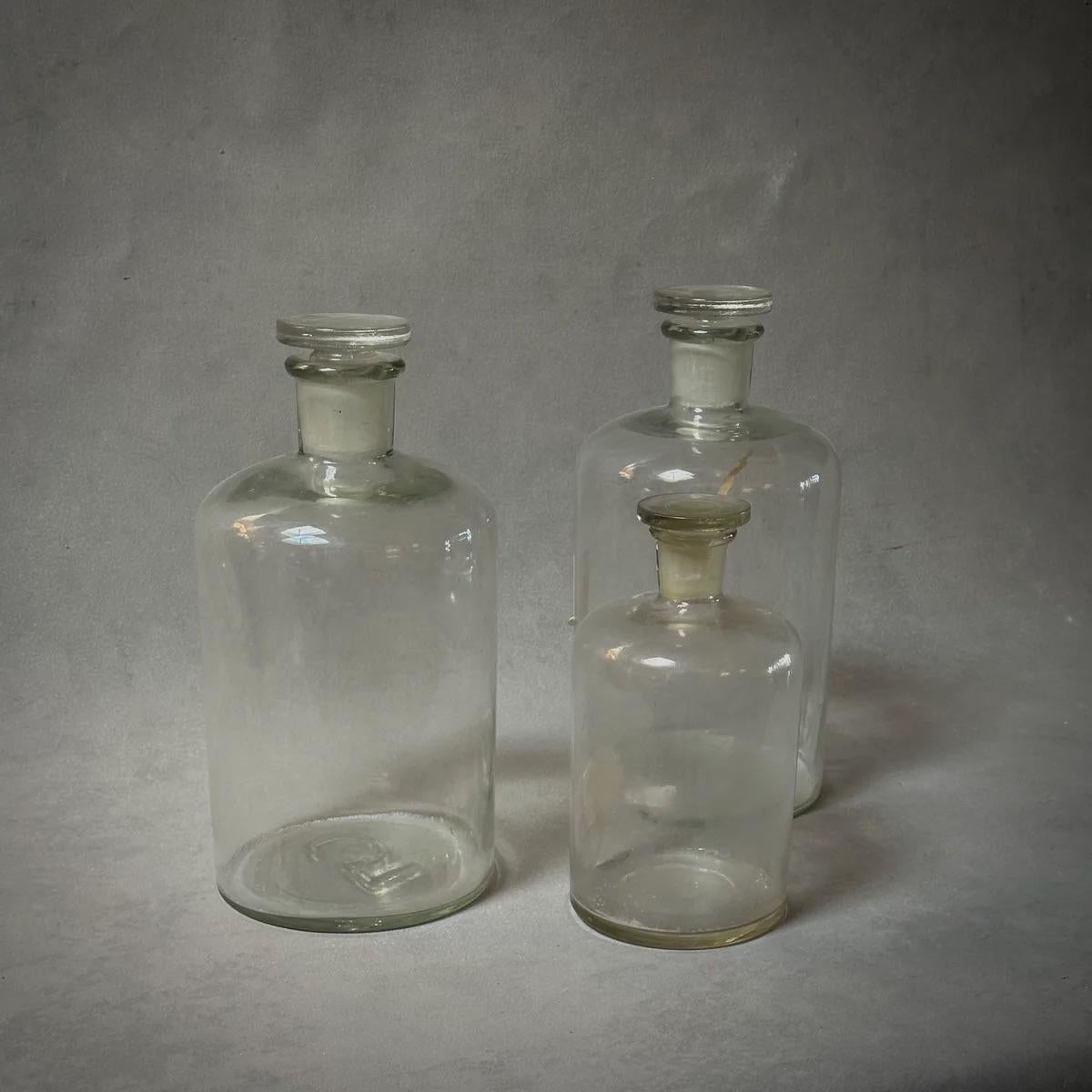 Englische Glasflaschen mit Stopfen aus den 1940er Jahren (Mitte des 20. Jahrhunderts) im Angebot