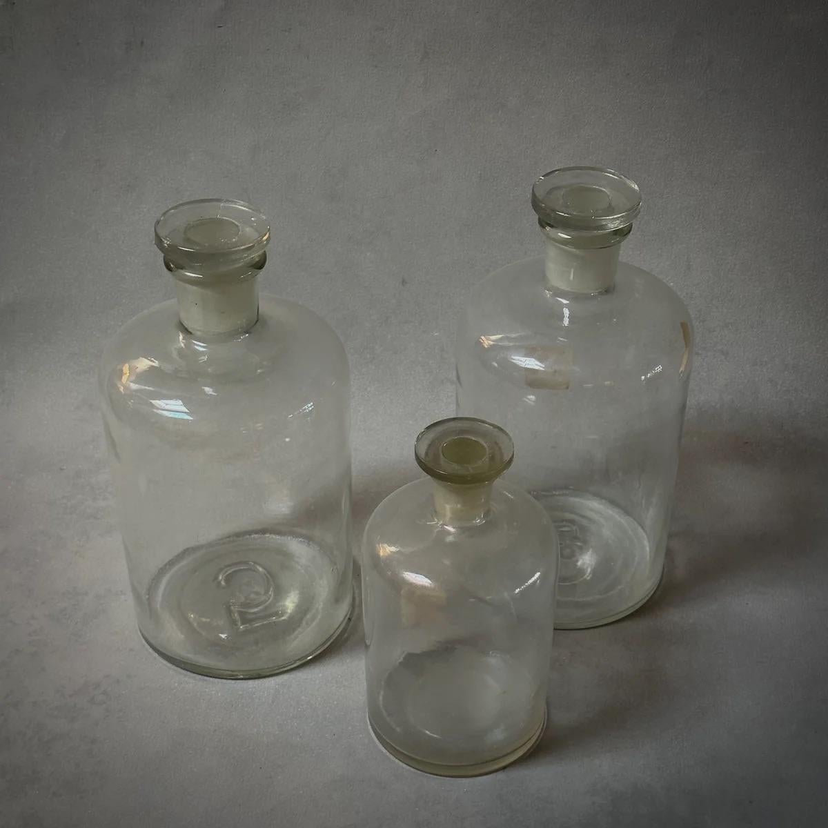 Englische Glasflaschen mit Stopfen aus den 1940er Jahren im Angebot 1