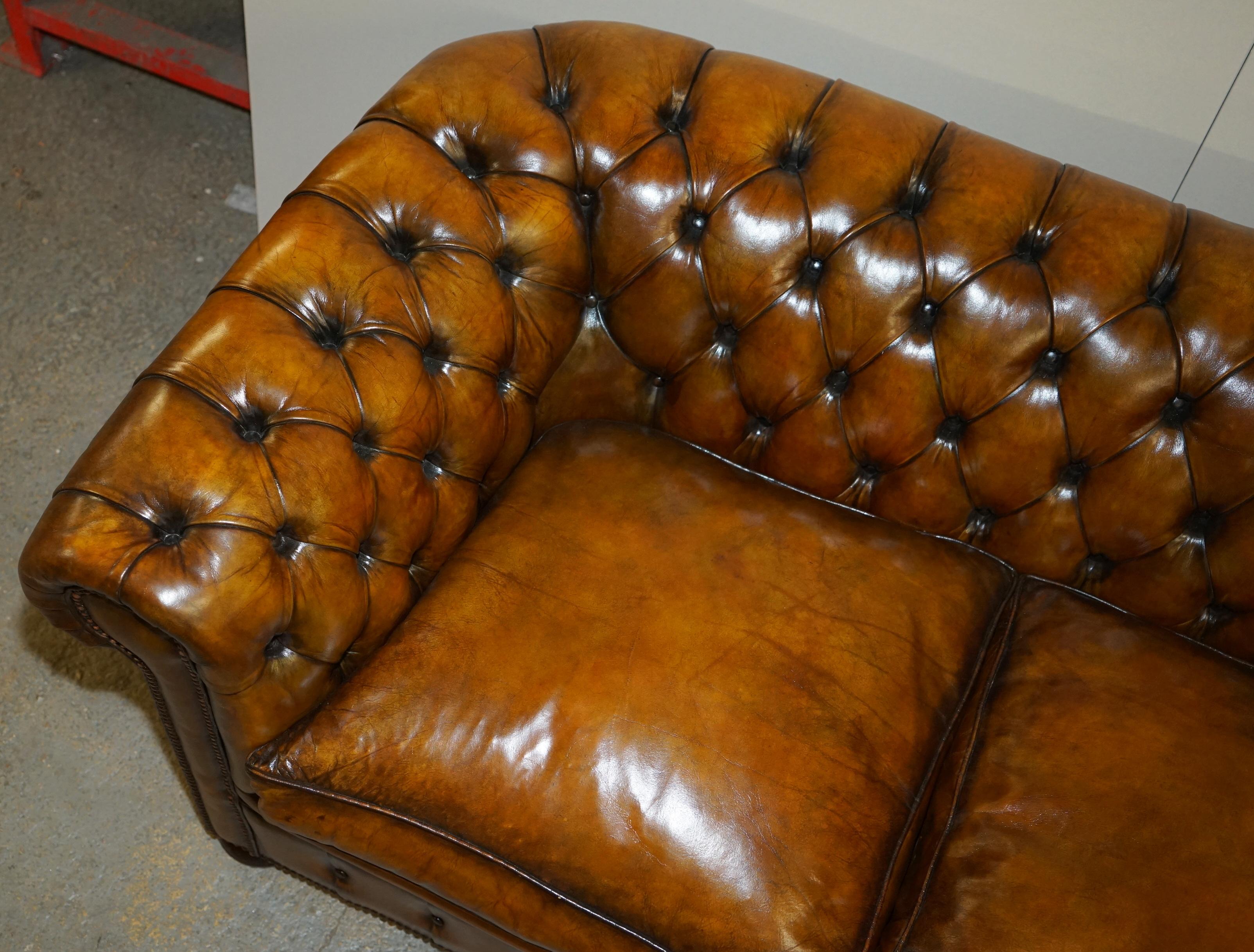 1940er ENGLISH HAND DYED RESTORED WHISKY BROWN LEATHER CHESTERFIELD Club SOFA im Angebot 3