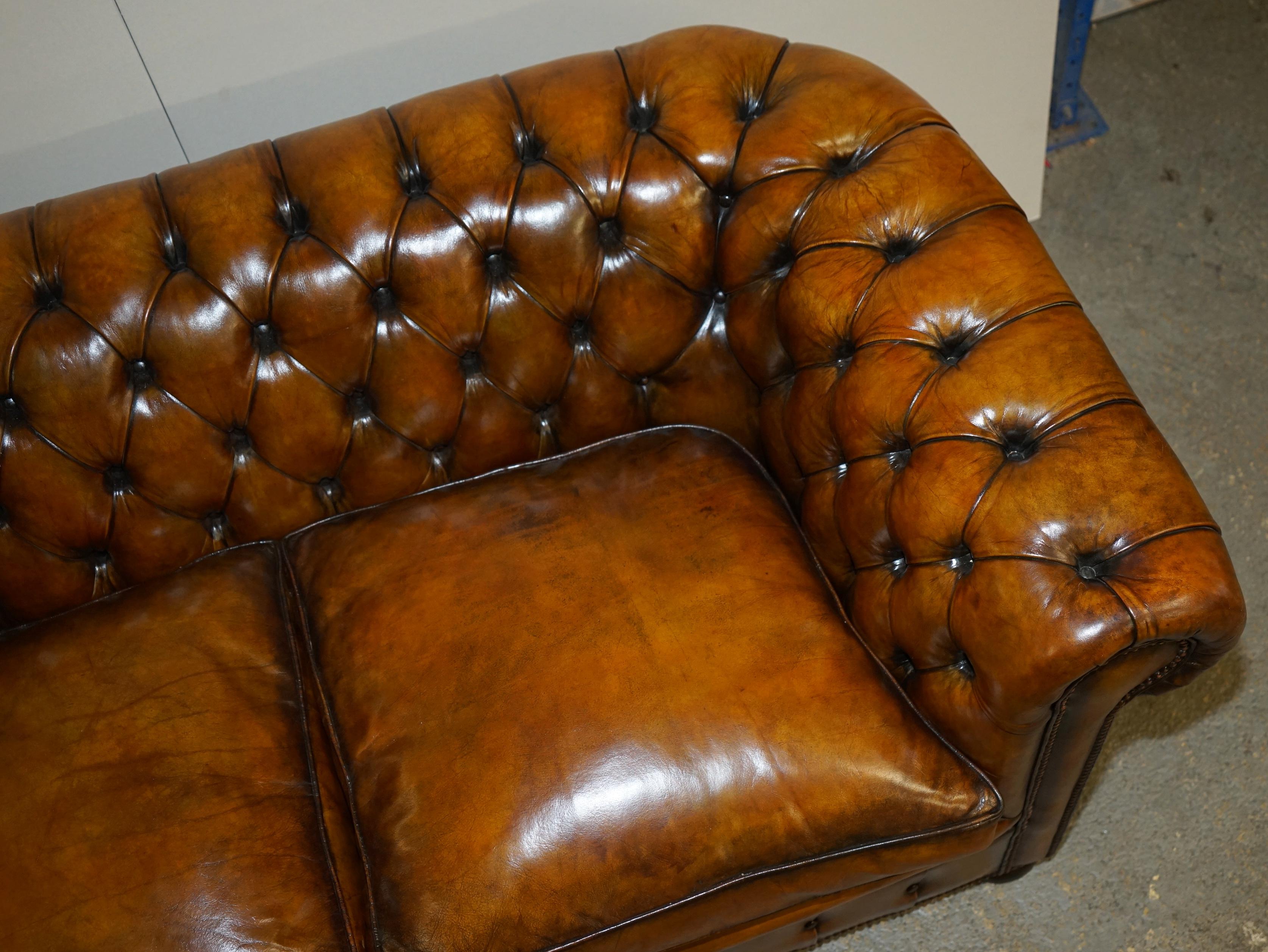 1940's ENGLISH HAND DYED RESTORED WHISKY BROWN LEATHER CHESTERFIELD CLUB SOFA For Sale 4