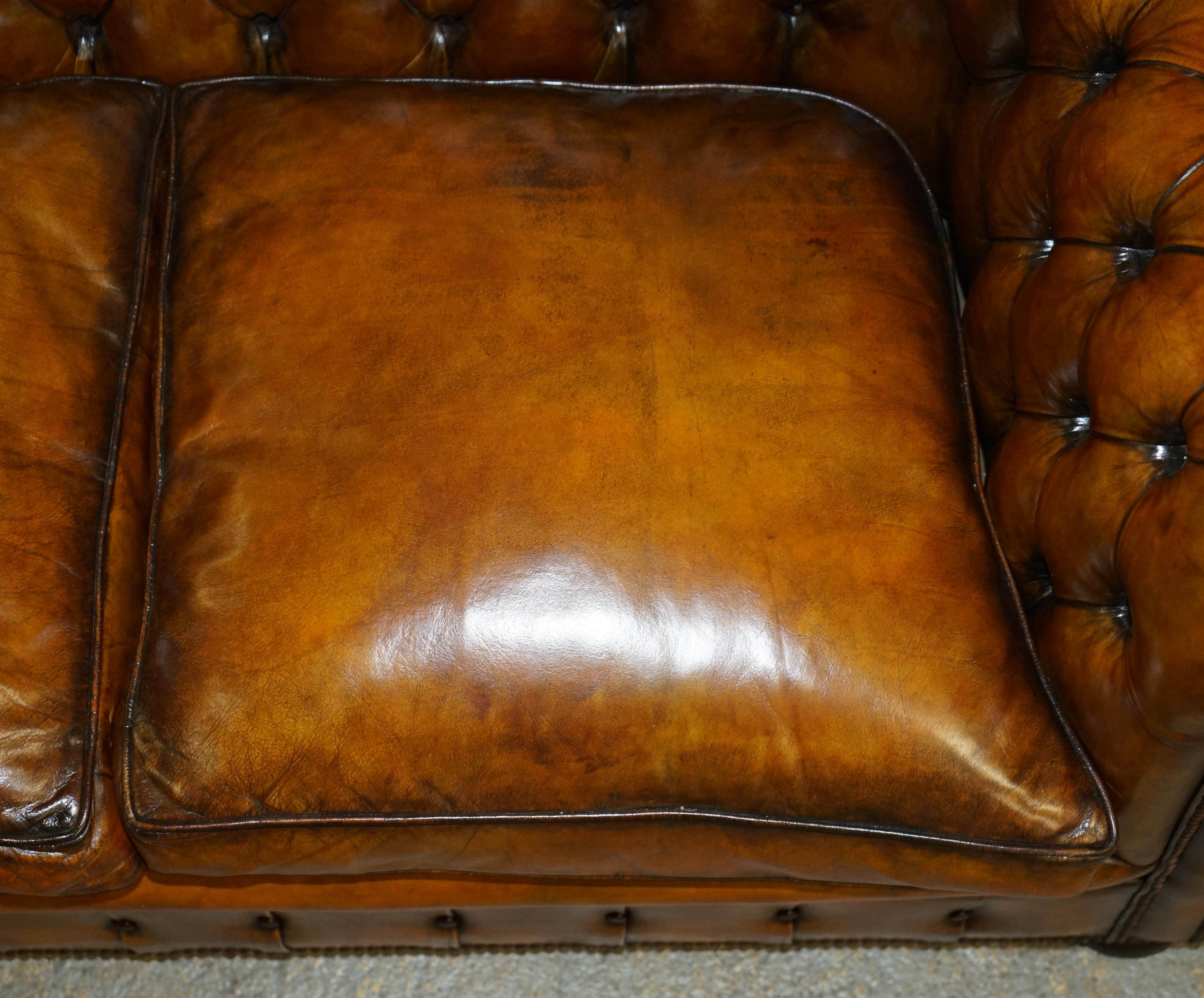 1940er ENGLISH HAND DYED RESTORED WHISKY BROWN LEATHER CHESTERFIELD Club SOFA im Angebot 7