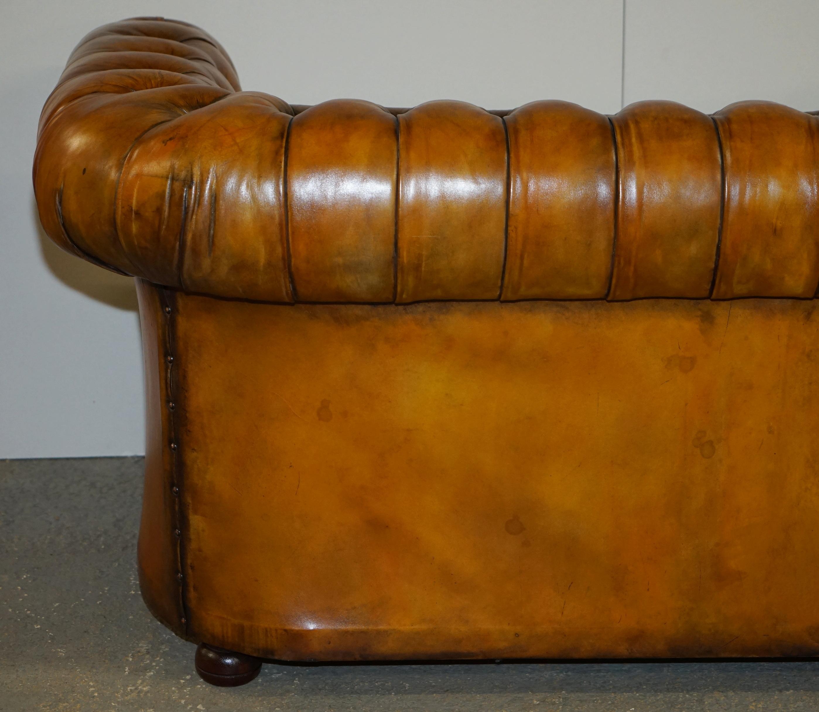 1940er ENGLISH HAND DYED RESTORED WHISKY BROWN LEATHER CHESTERFIELD Club SOFA im Angebot 11