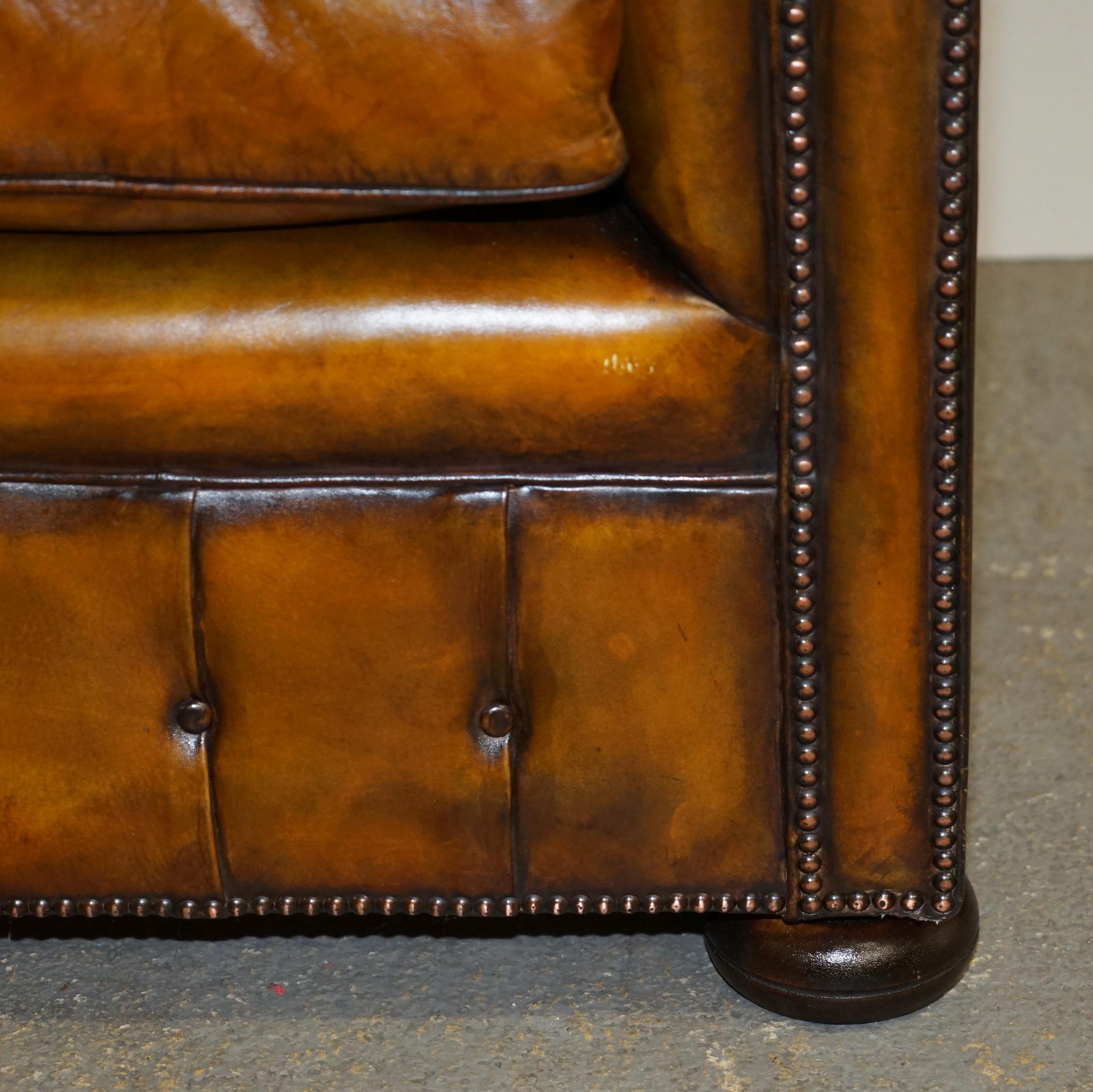 1940er ENGLISH HAND DYED RESTORED WHISKY BROWN LEATHER CHESTERFIELD Club SOFA (Leder) im Angebot