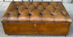 Banc/table basse de style Chesterfield en cuir anglais des années 1940 avec rangement