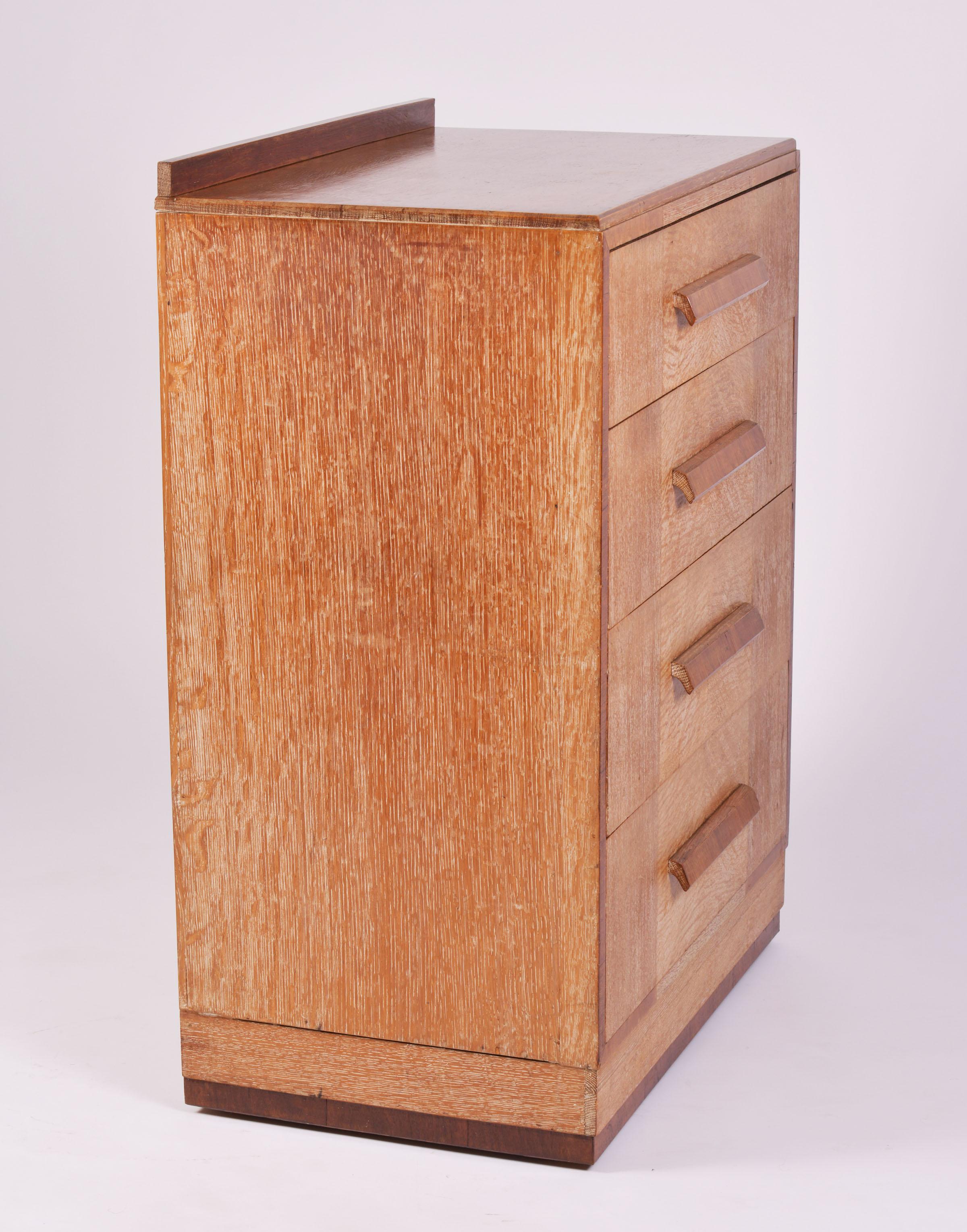 This very stylish and well-proportioned English limed oak chest features four slightly graduating and deep long drawers with large decorative wooden pull handles. It measures 27 1/8 in – 69 cm wide, 17 in – 43.2 cm deep and 35 ½ in – 90 cm in