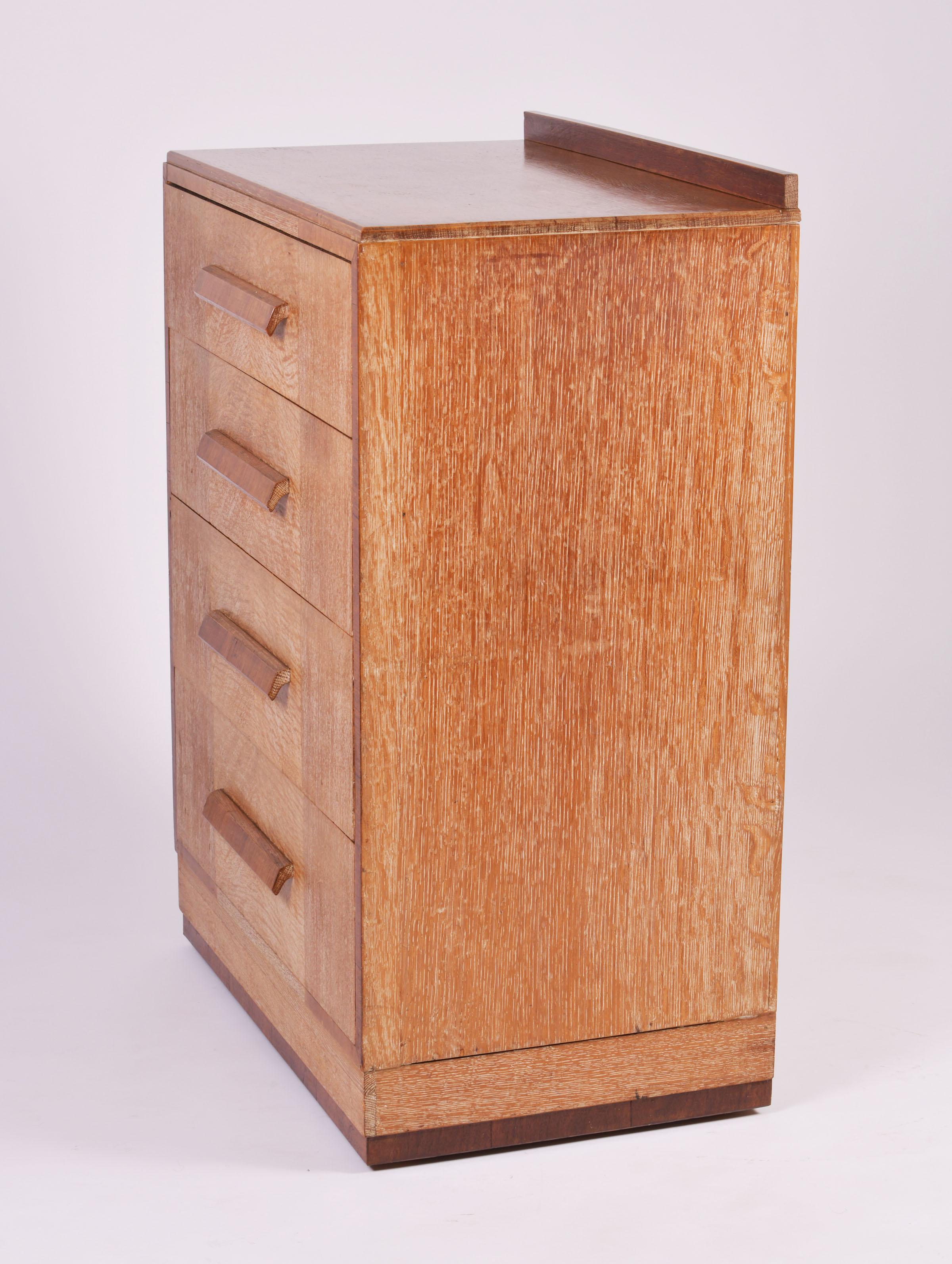 1940s English Limed Oak Chest of Drawers In Good Condition In London, GB